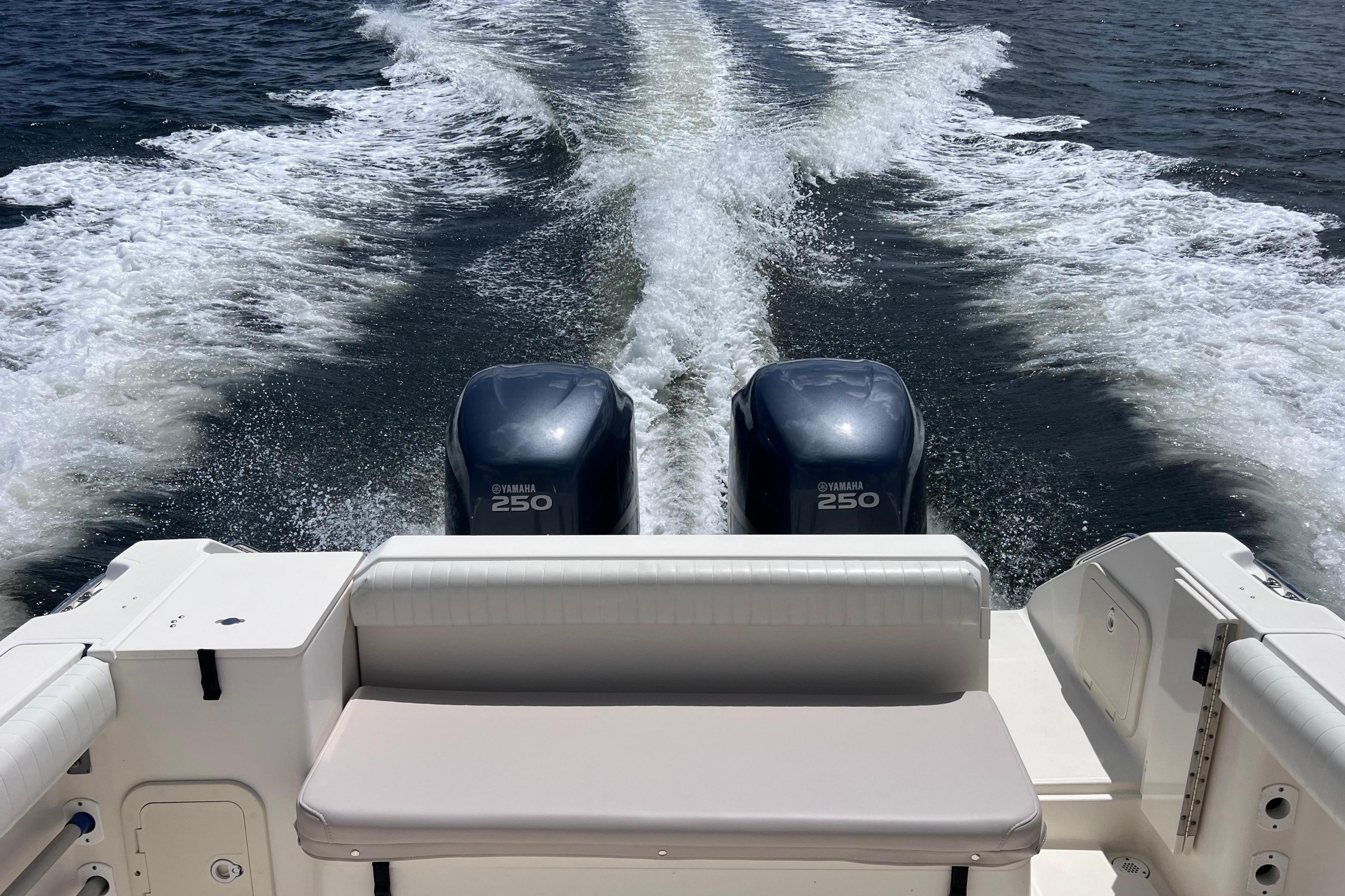 Pursuit 2870 Walkaround 2004 on water with Yamaha engines.