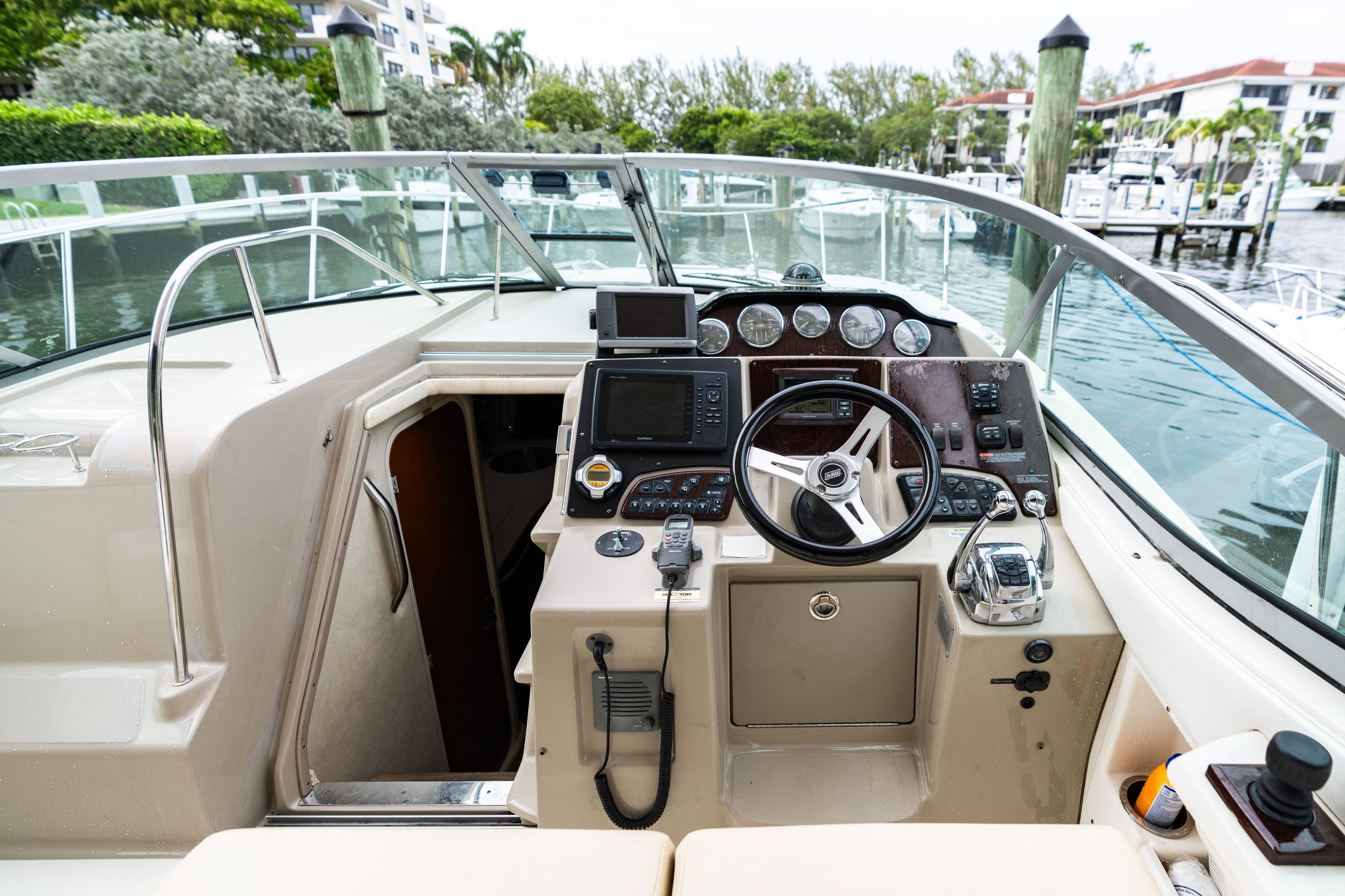 2010 Sea Ray Sundancer 330 - 24