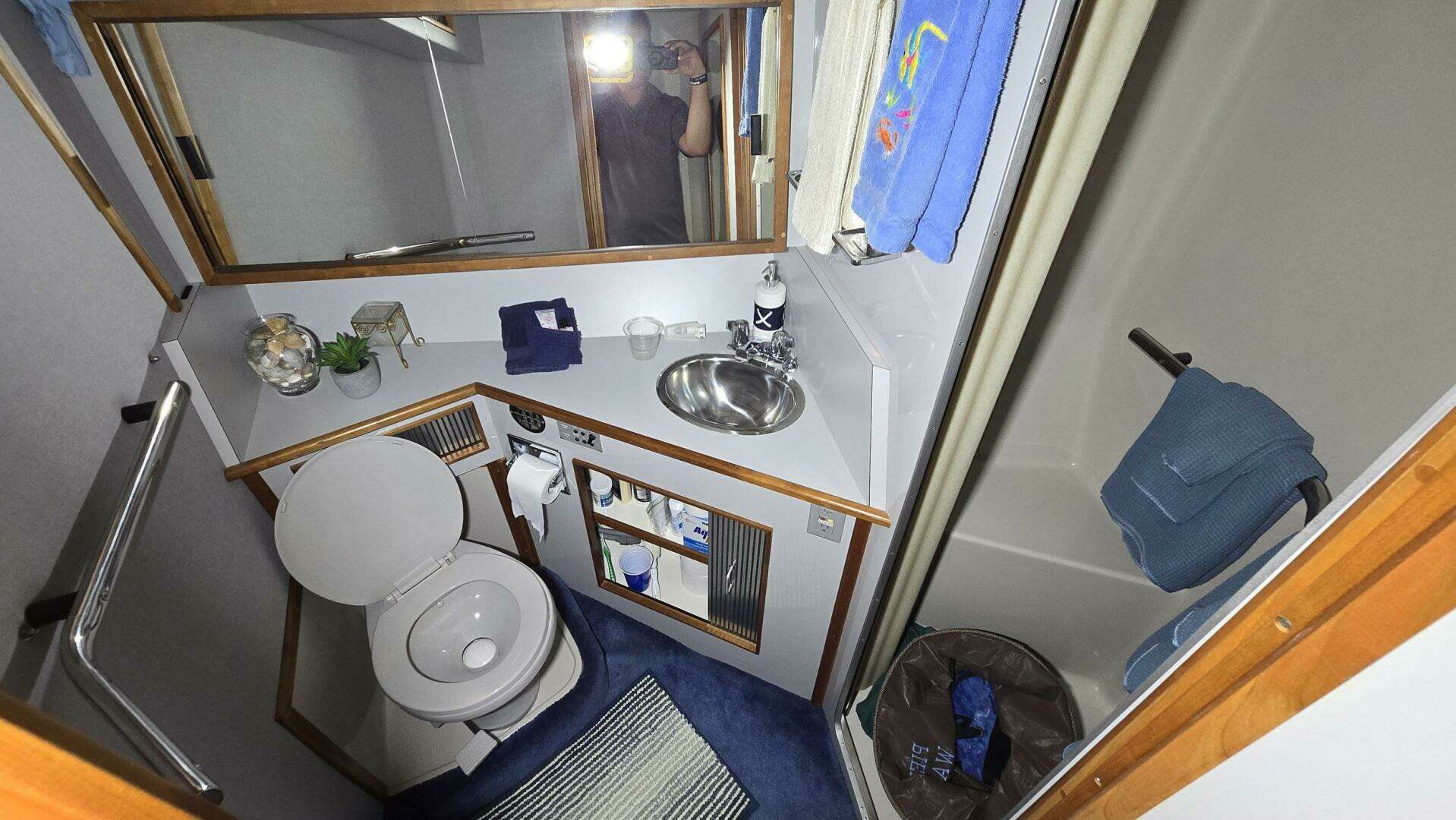 1988 Sea Ray 390 Express Cruiser - Image 9