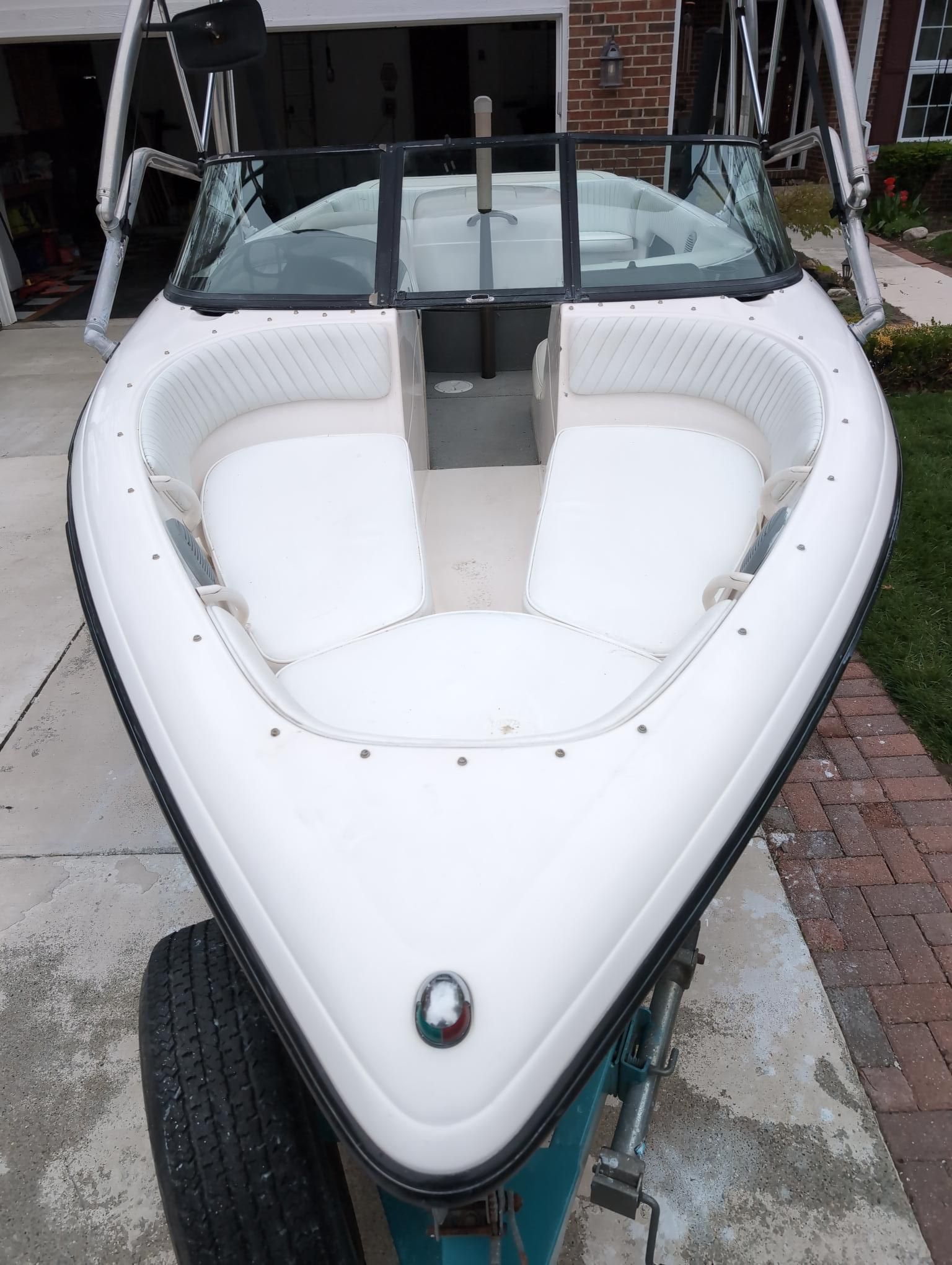 The image shows a 2000 Moomba Ouback LS boat on a trailer.