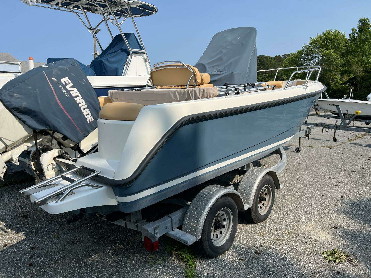 2004 Boston Whaler 210 Outrage - Image 4
