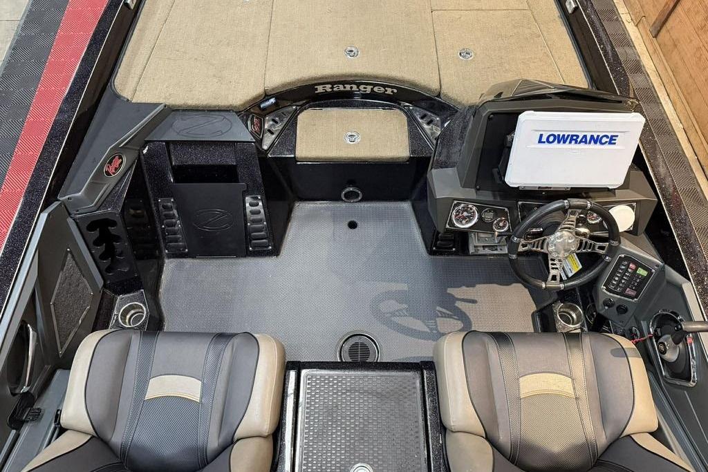 2020 Ranger Z520L boat interior with Lowrance system and dual seats.