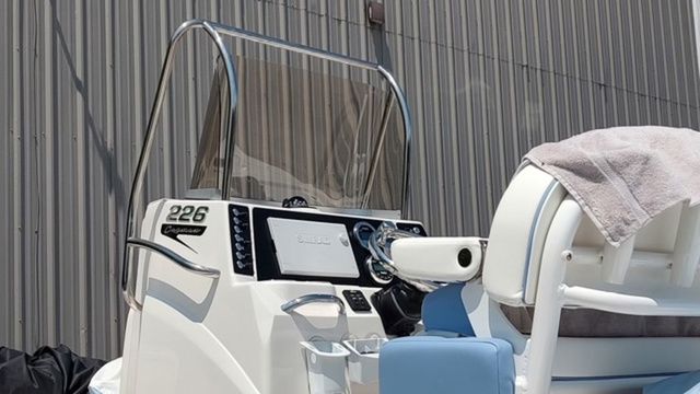 2025 Robalo 226 Cayman - 19