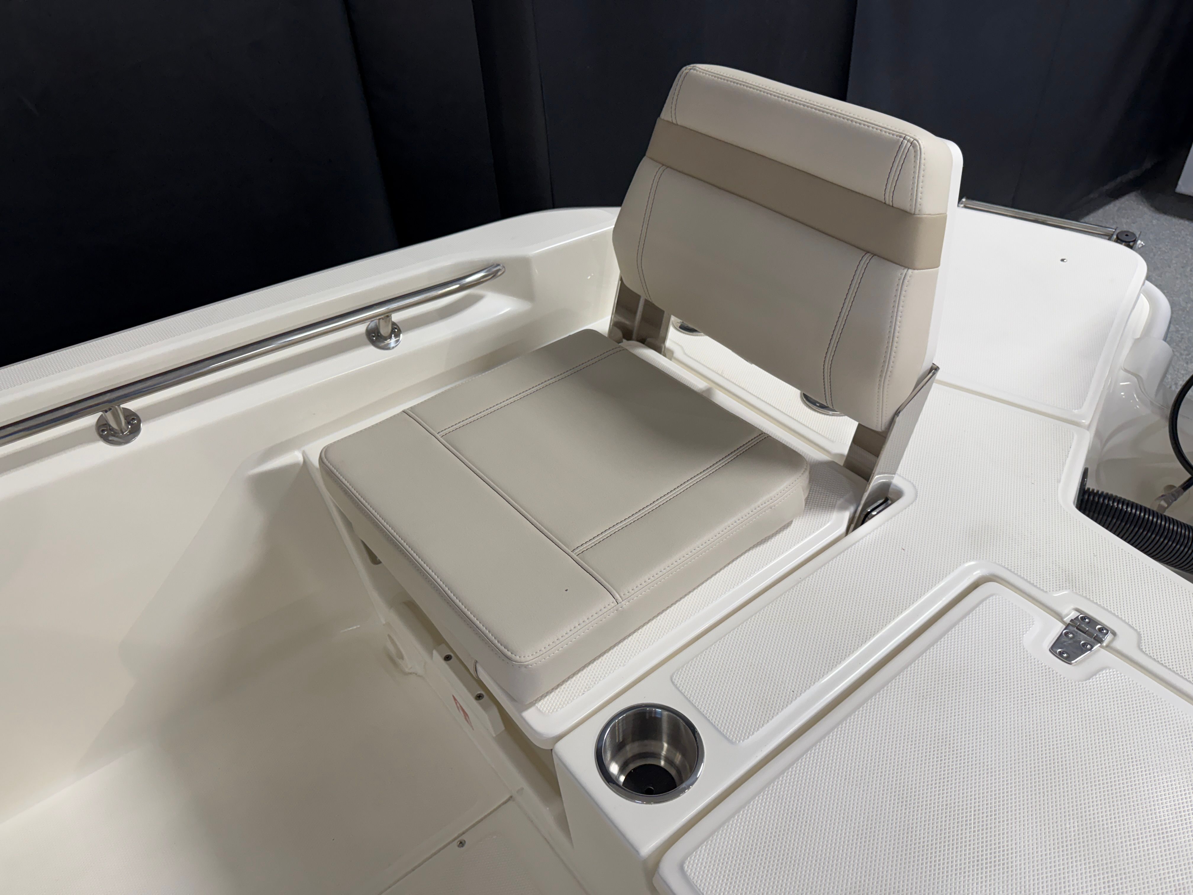 2026 Boston Whaler 250 Dauntless - 34