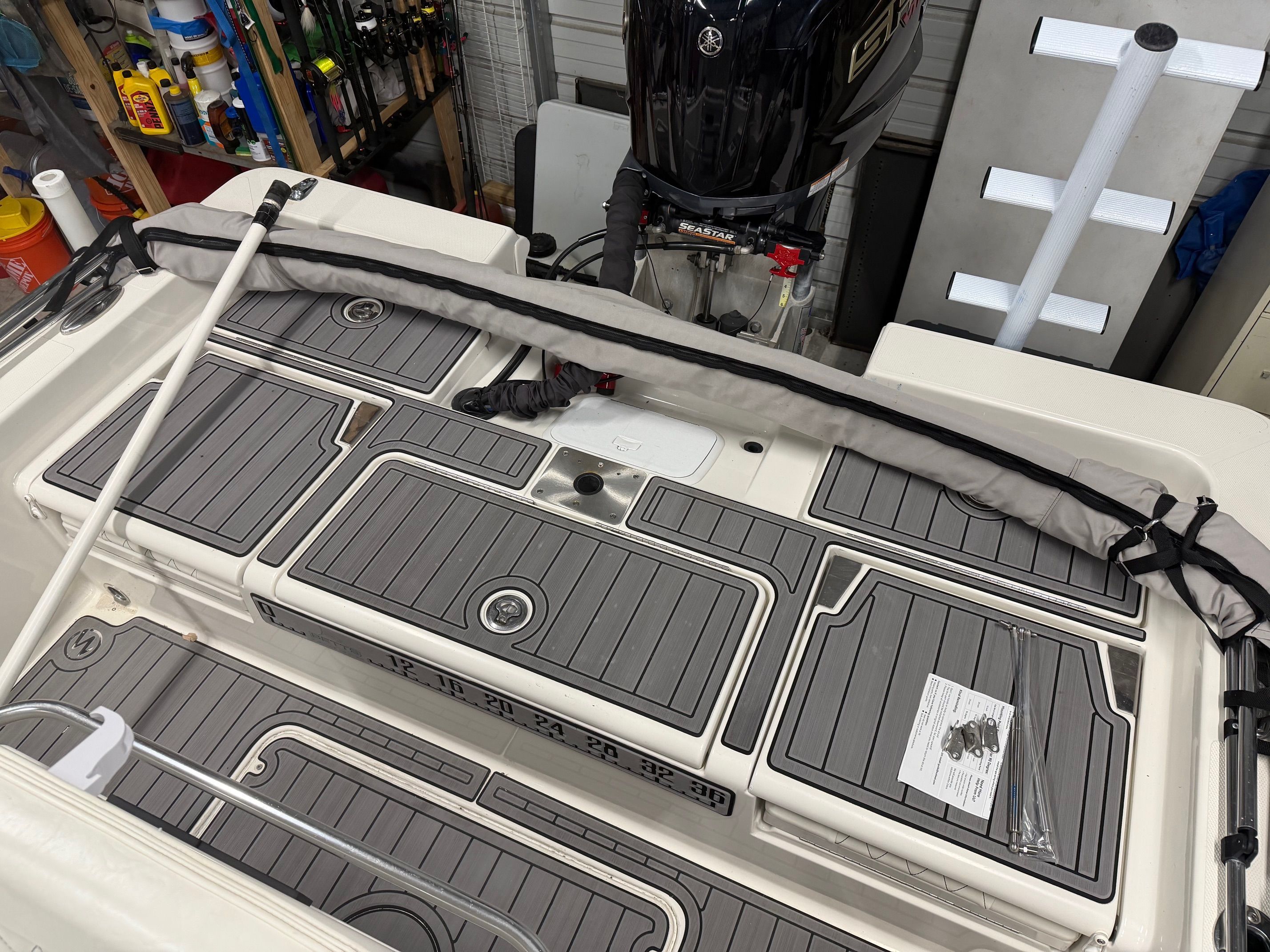 Ranger 2260 Bay Ranger 2018 with gray deck flooring and accessories.