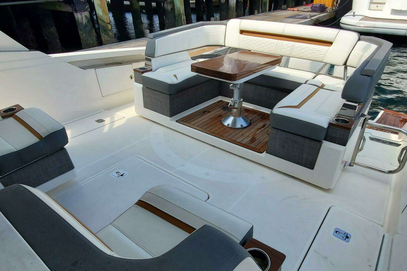 2021 Tiara Yachts 38 LS - Image 5