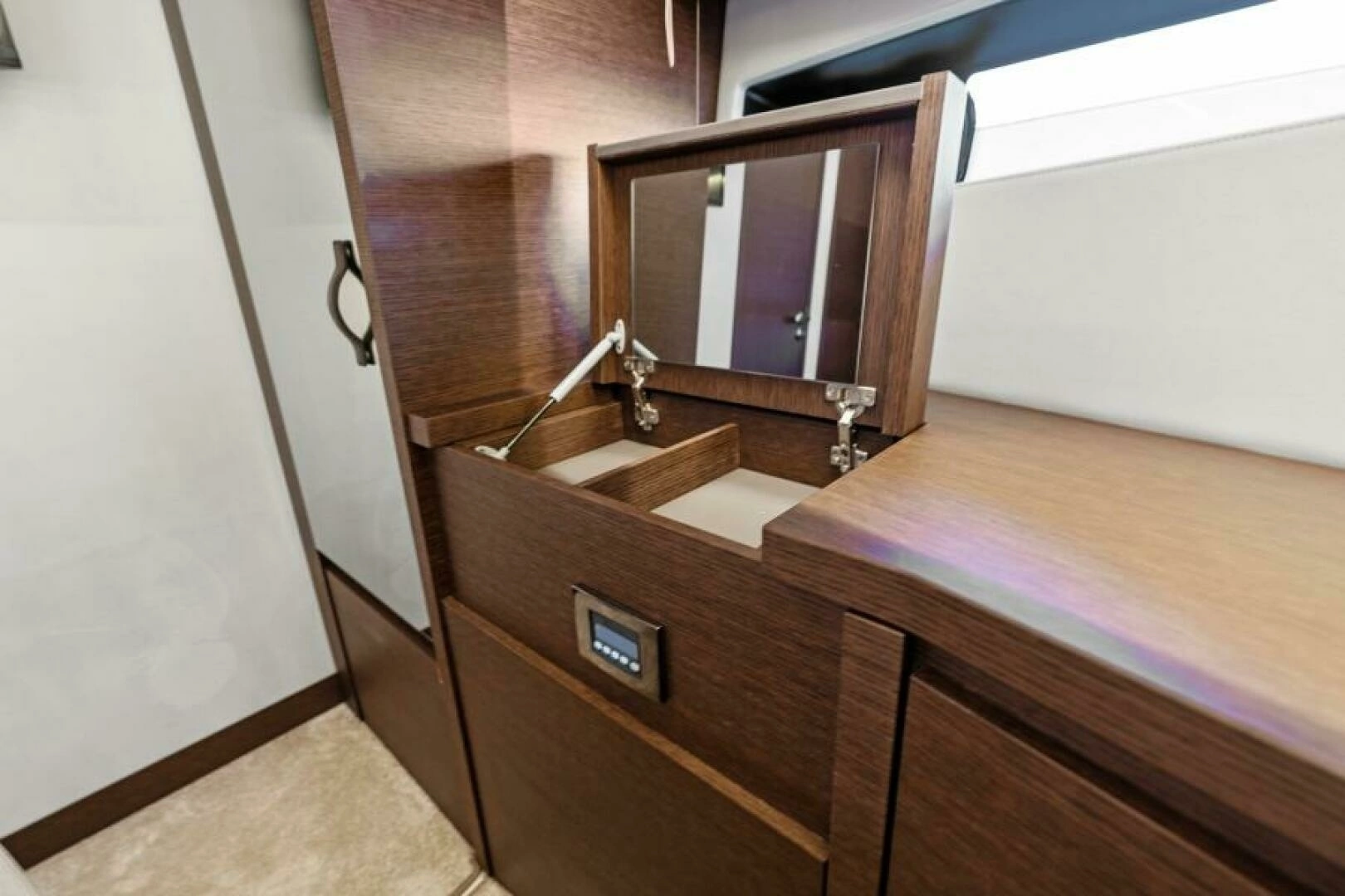 2020 Prestige 520 Flybridge - Image 37