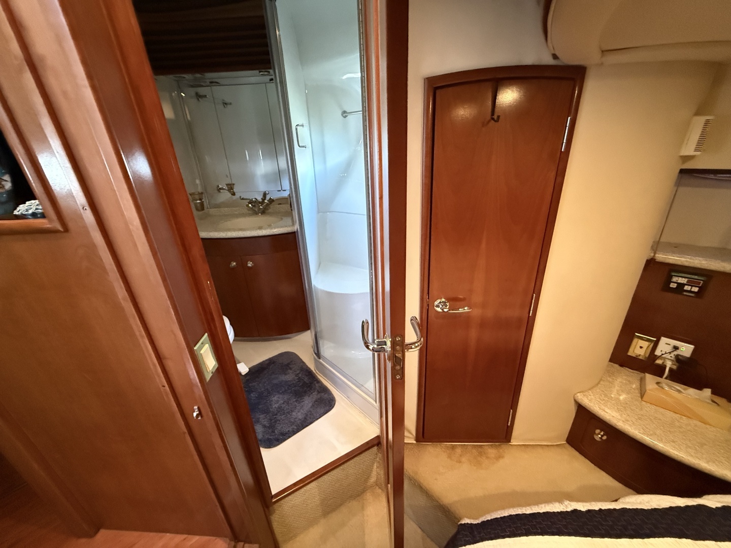 1999 Carver 450 Voyager - Image 46
