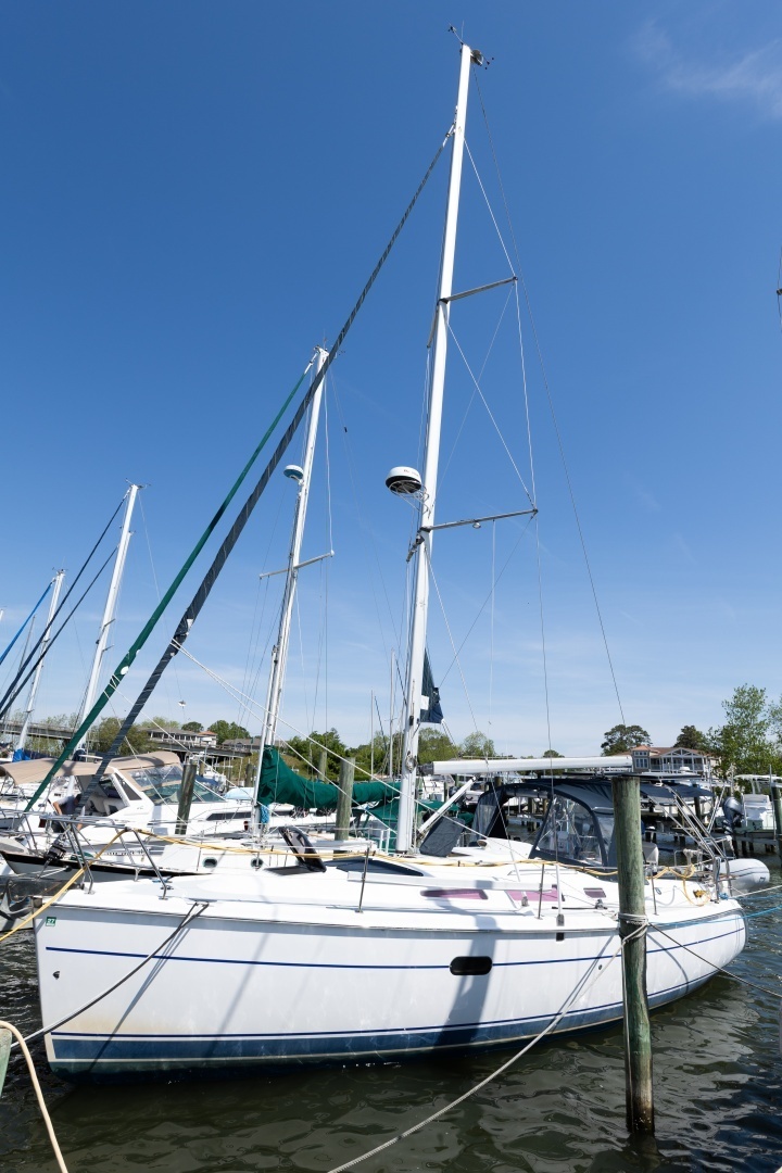 2005 Hunter 36 - Image 4