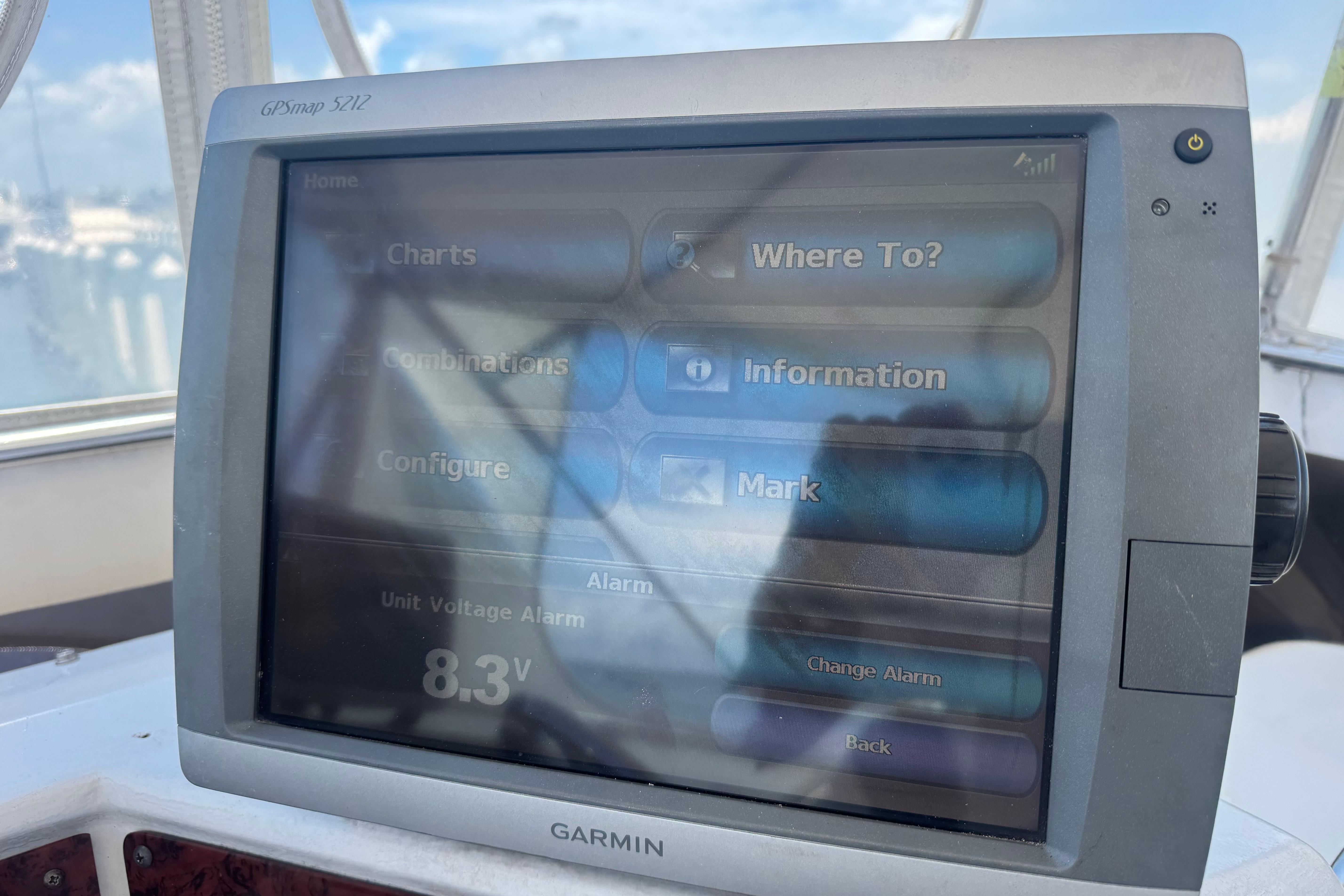 Garmin GPSmap 5212 on 1989 Sea Ray 440 Aft Cabin, displaying navigation options.