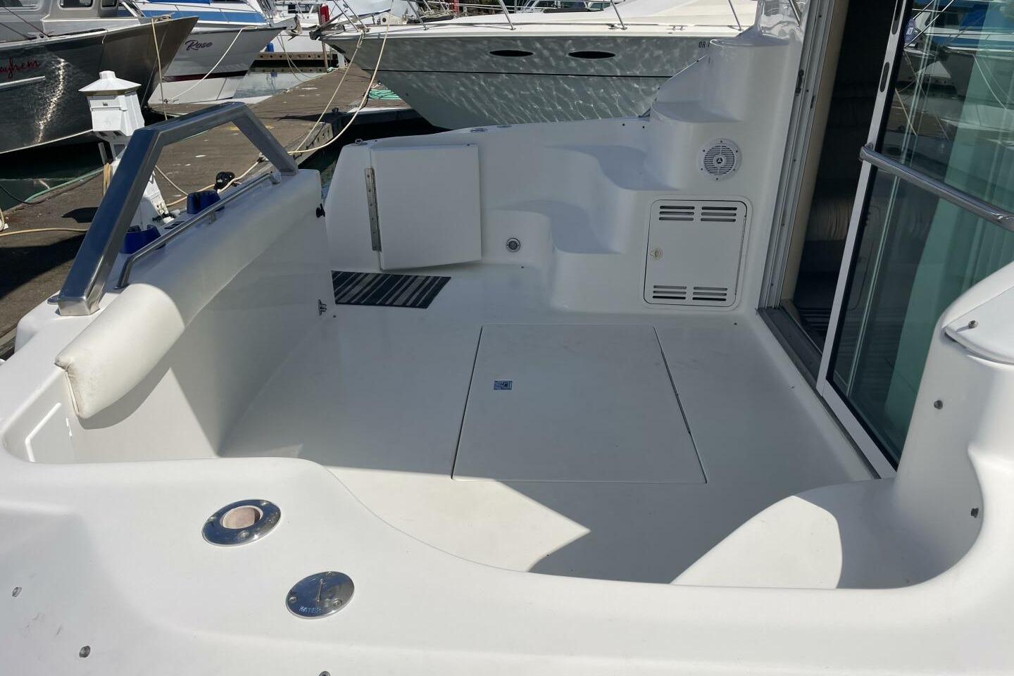 2000 Sea Ray 400 Sedan Bridge yacht deck, featuring spacious seating and sleek design.