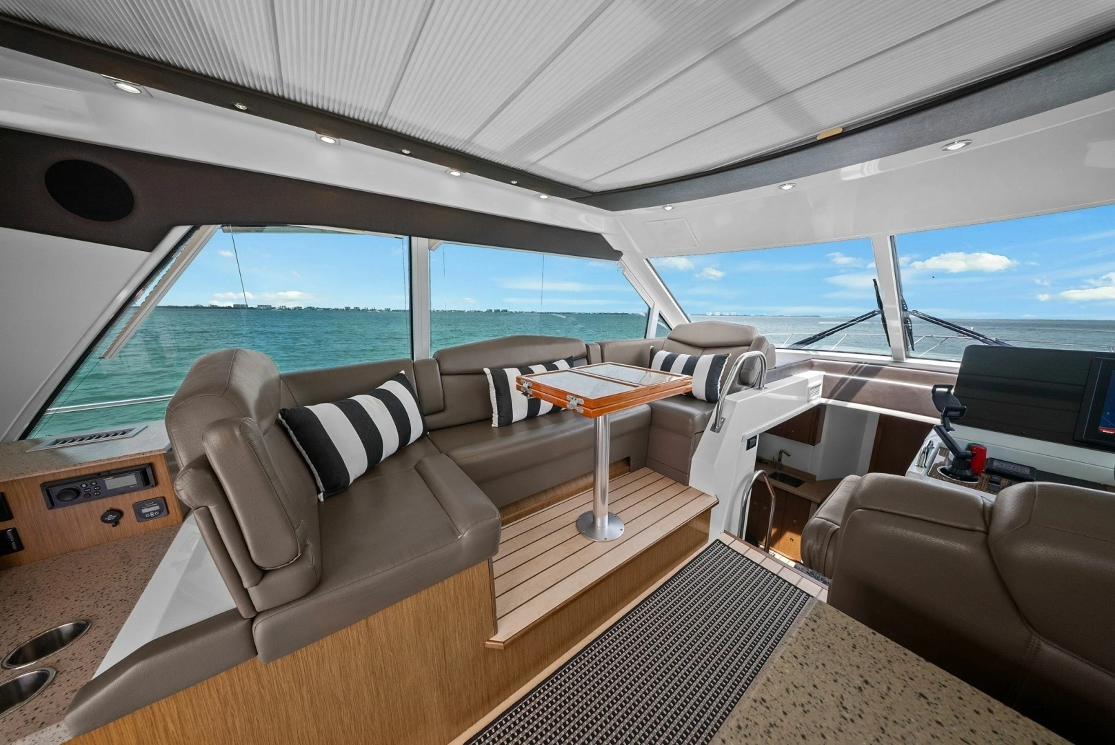 2014 Cruisers Yachts 48 Cantius - Image 12