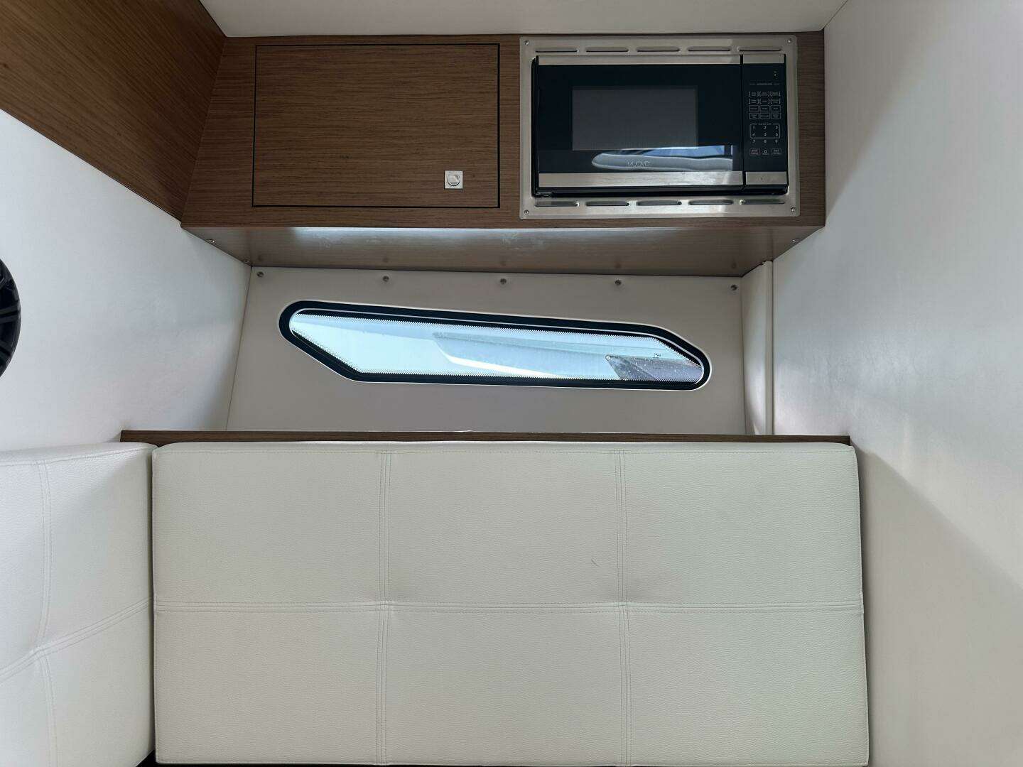 2019 Cruisers Yachts 338 Outboard - Image 29