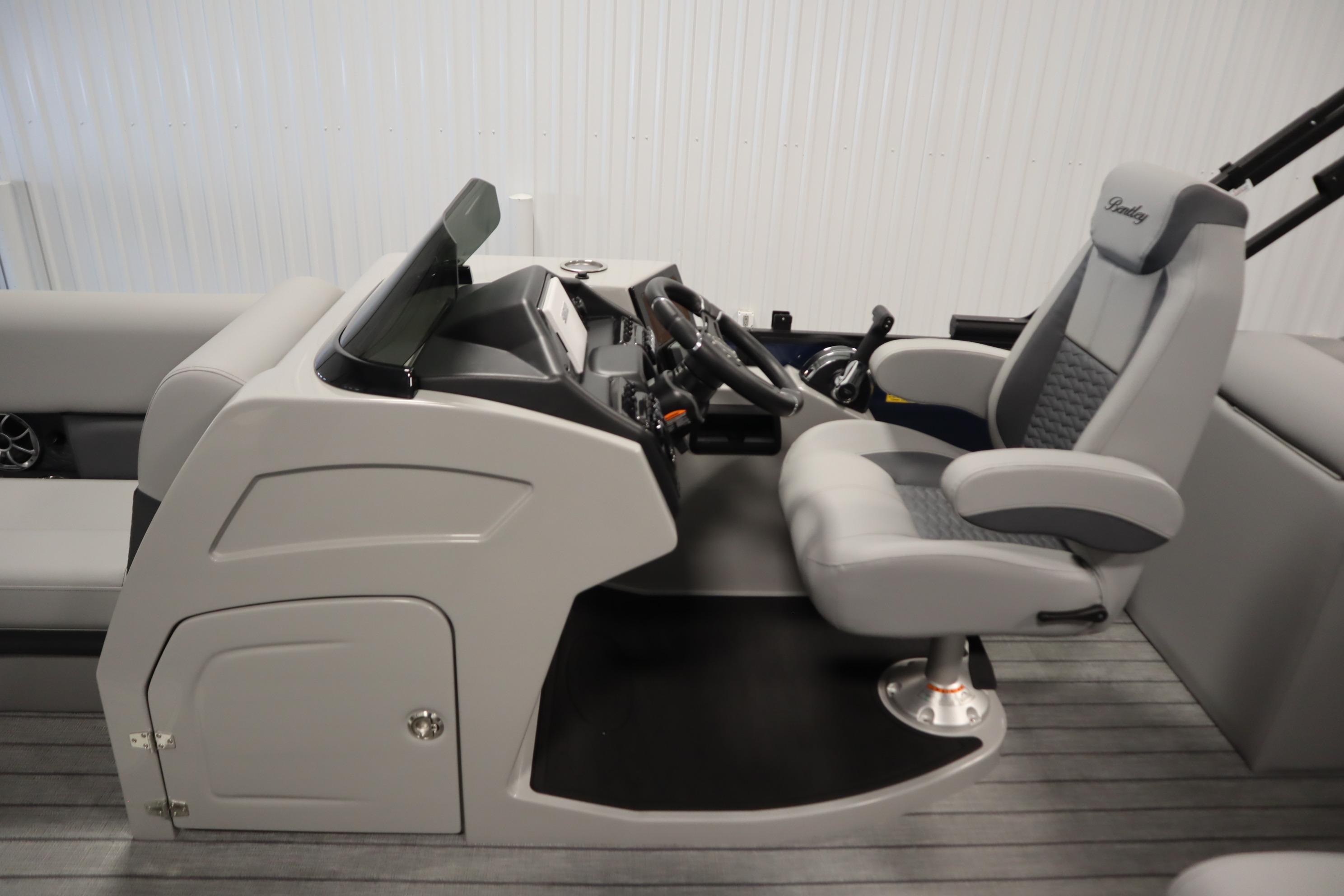 2025 Bentley Pontoons Elite 253 Admiral Tri-toon helm with modern steering and seating.
