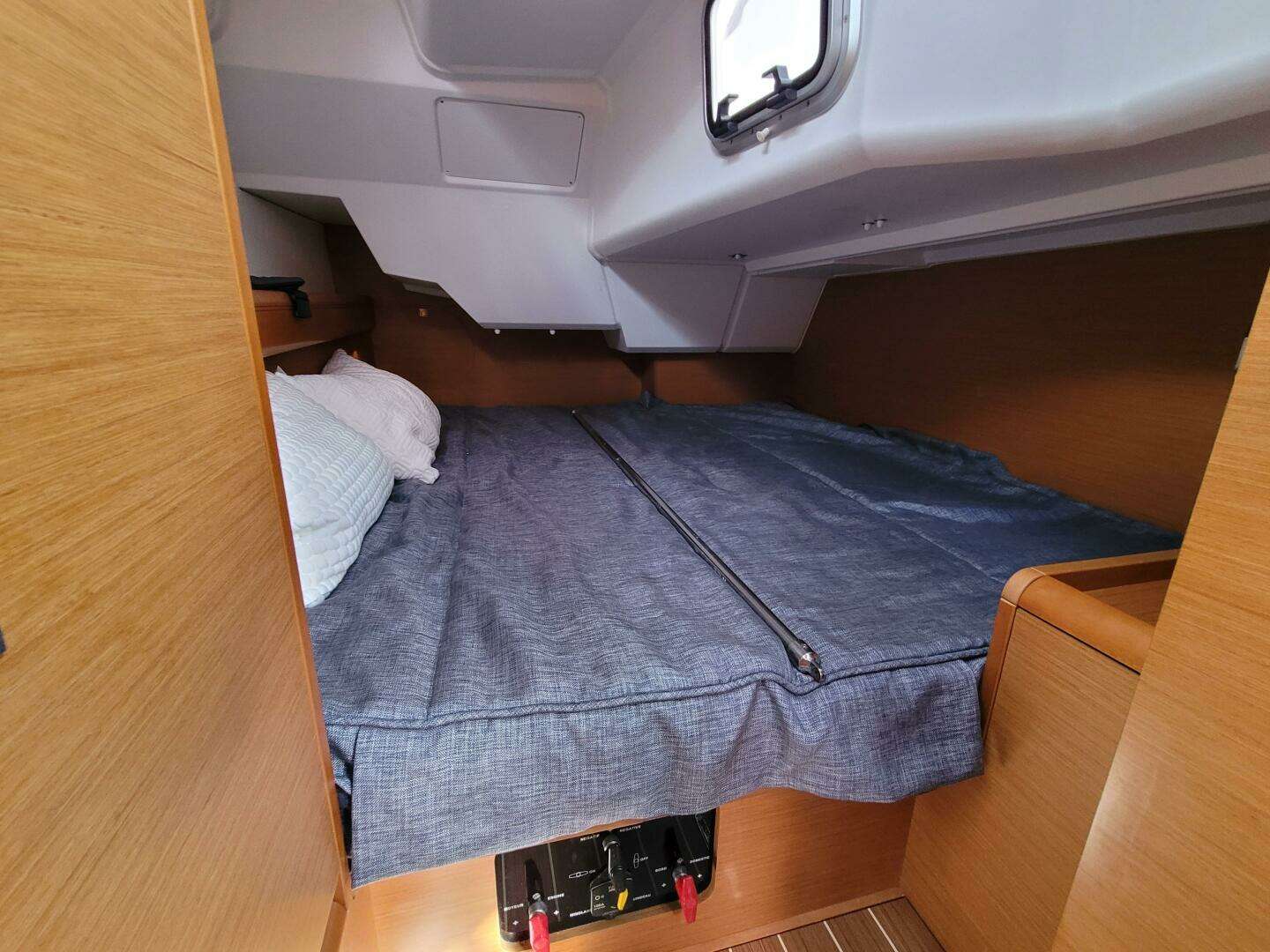 2014 Jeanneau 379 - Image 42