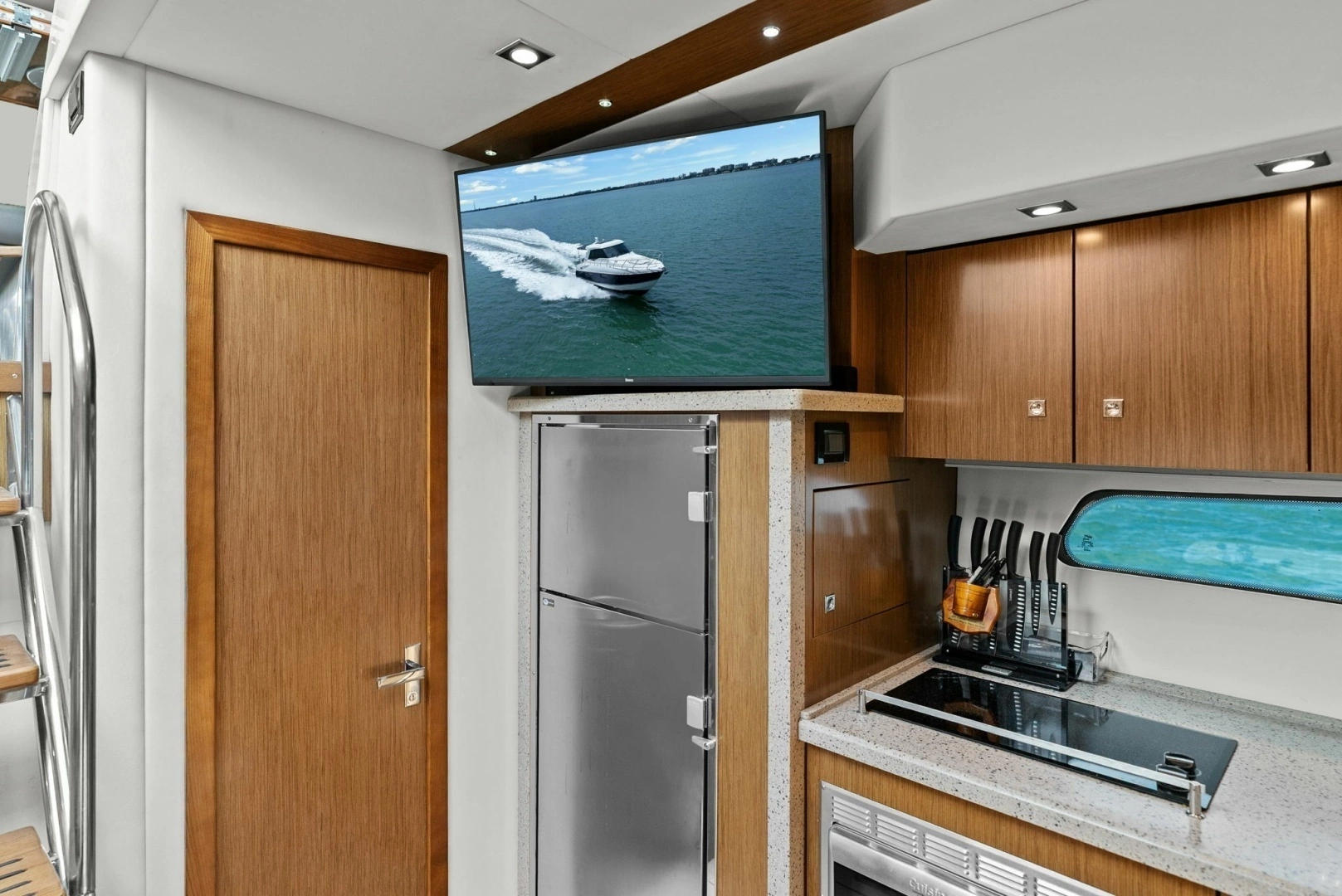 2014 Cruisers Yachts 48 Cantius - Image 25