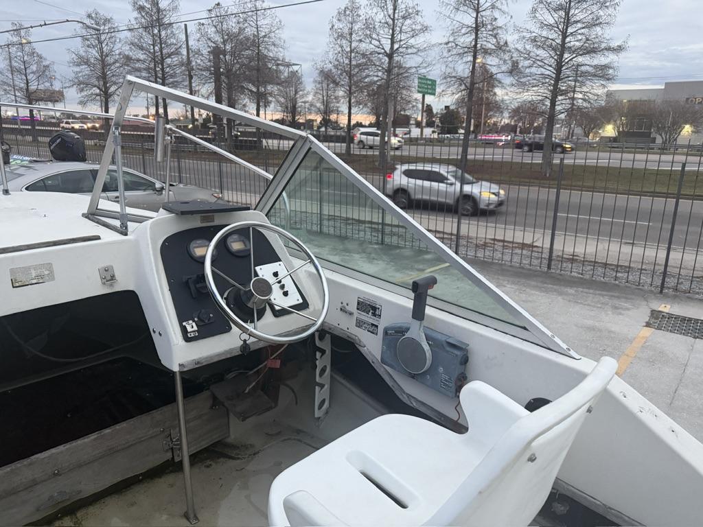 1977 Boston Whaler 21 REVENGE - 8