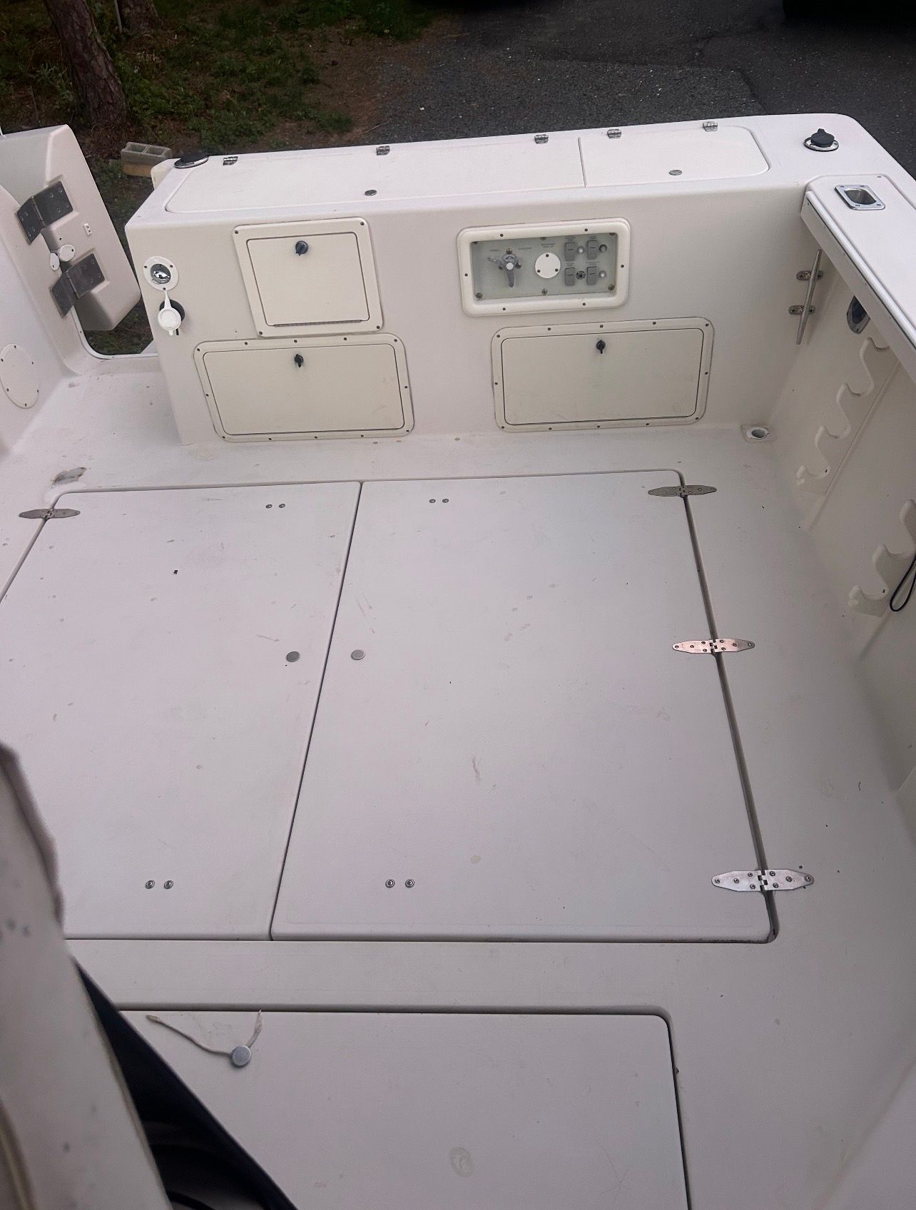 The image shows the deck of a 1998 Pro-Line 2950 Walkaround boat.
