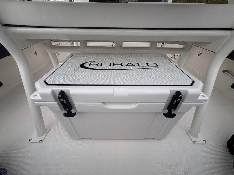 2026 Robalo 246 Cayman - 130