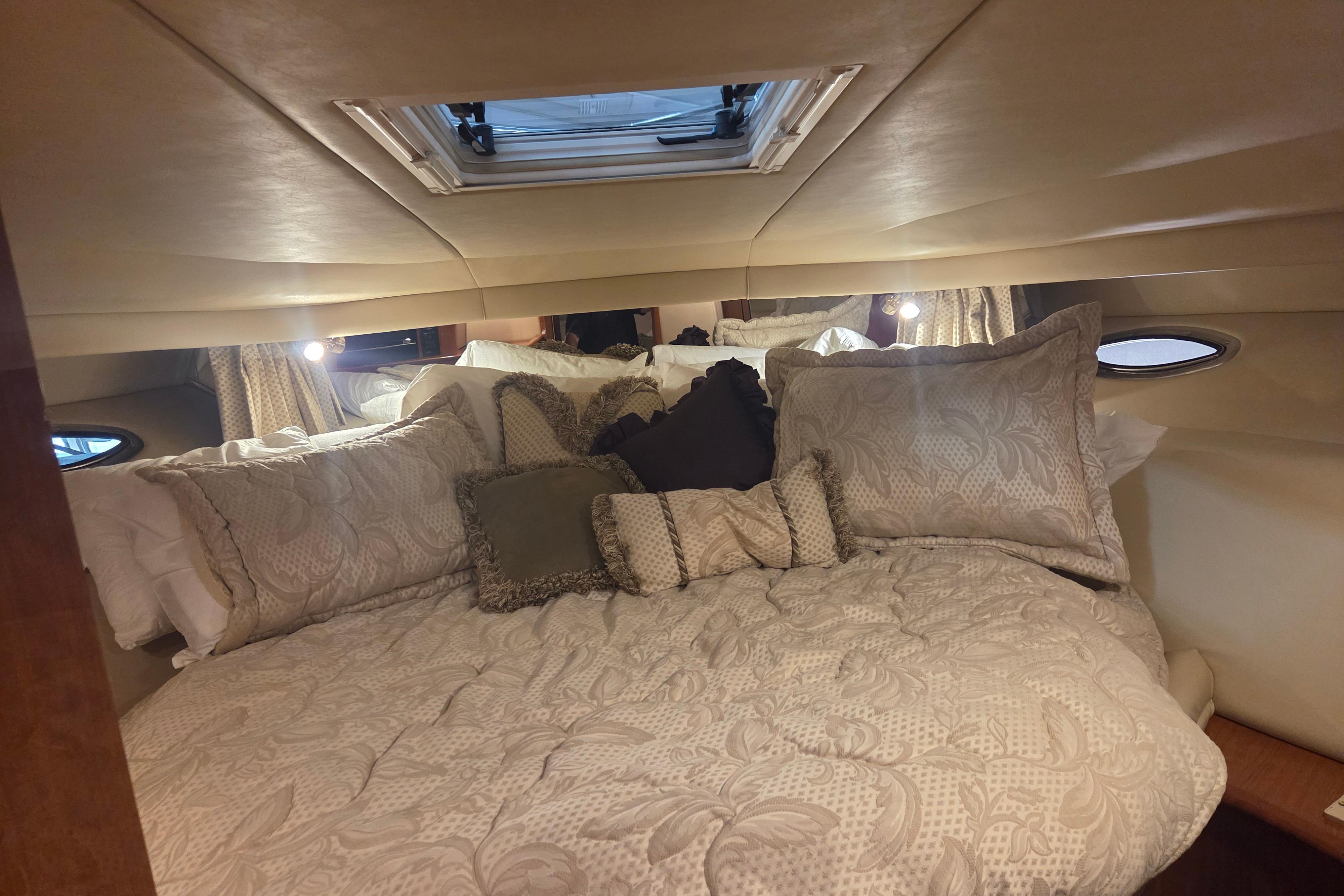 Luxurious cabin interior of 2000 Sea Ray Sundancer 540 yacht with plush bedding.
