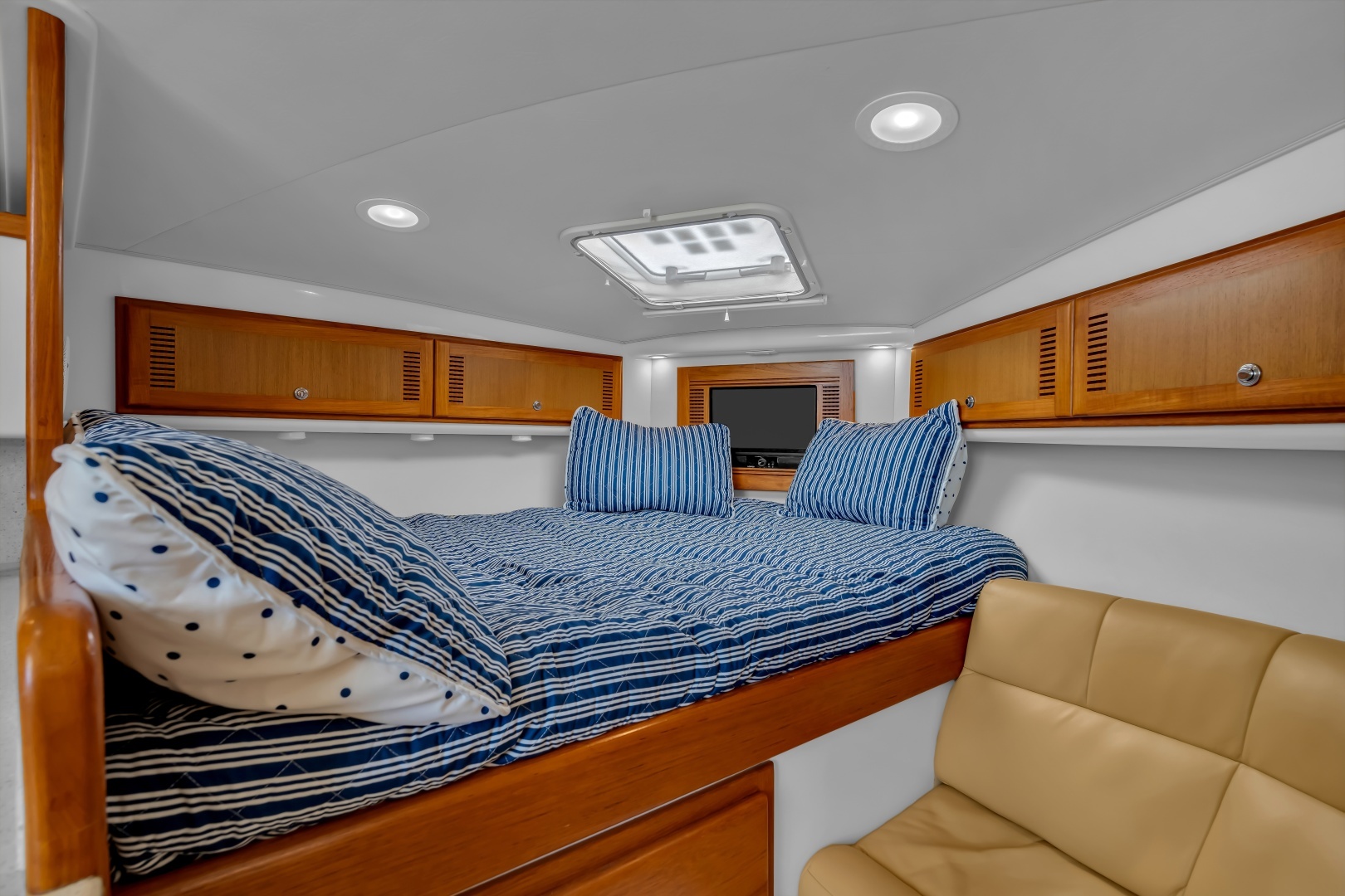 2005 Cabo 35 Express - Image 16