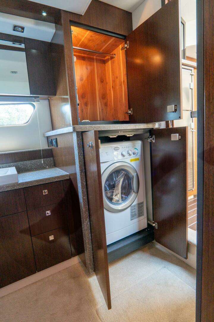 2013 Cruisers Yachts 48 Cantius - Image 32