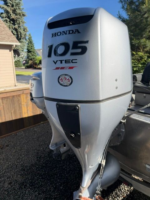 Honda 105 VTEC outboard motor on 2008 Willie Boats Predator.