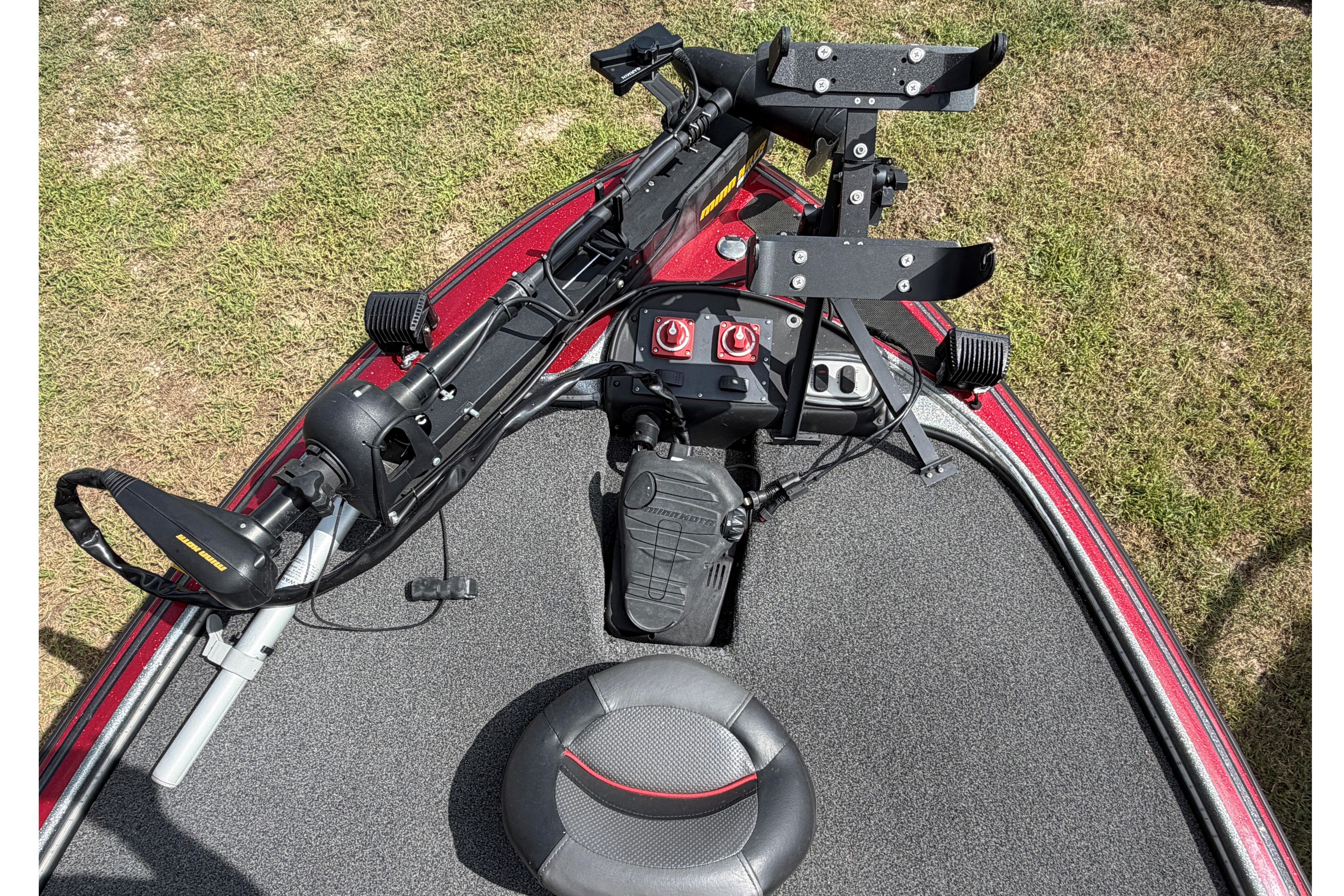 2015 Nitro Z-8 boat deck with trolling motor and fishing seat.