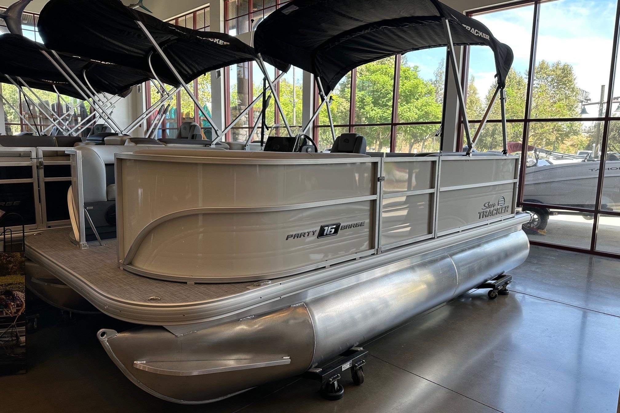 2026 Sun Tracker Party Barge 16 DLX