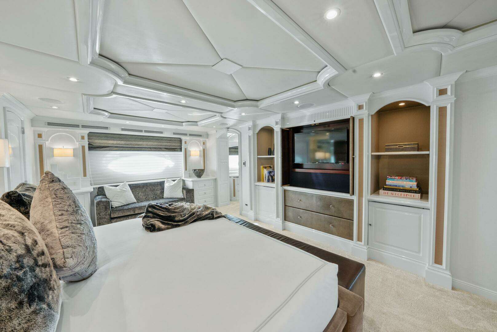 2005 Trinity Yachts Tri-Deck - Image 11