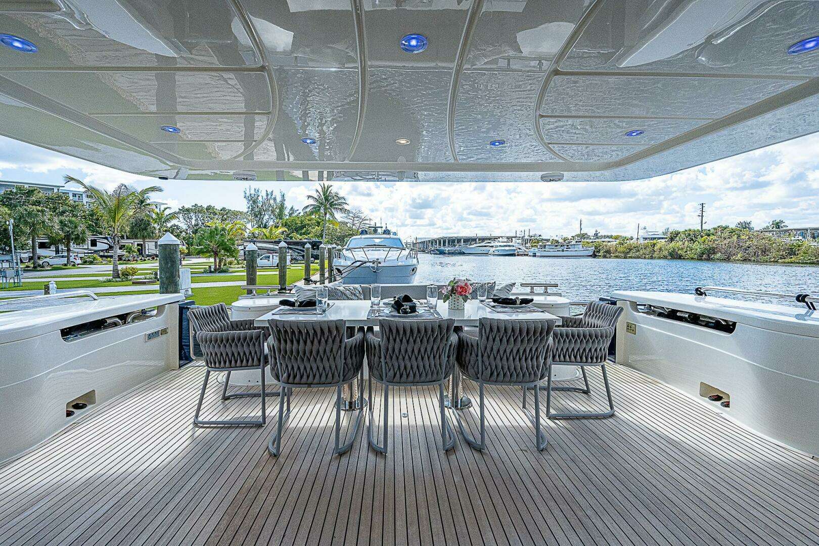2006 Ferretti Yachts 830 - Image 25