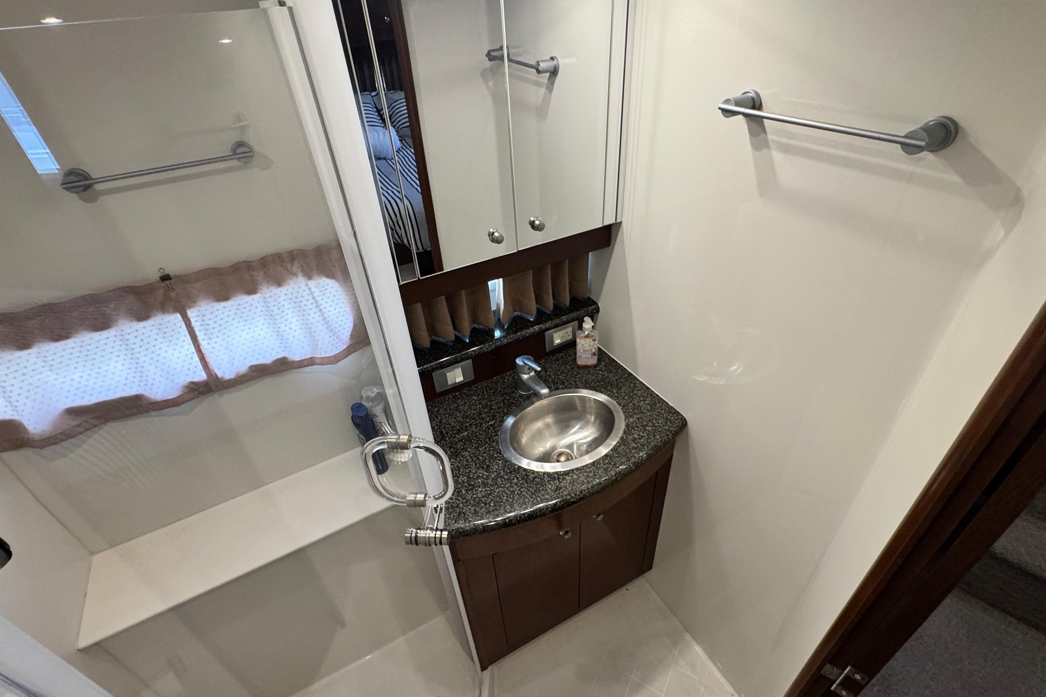 2007 Carver 47 Motor Yacht Owner's Stateroom
