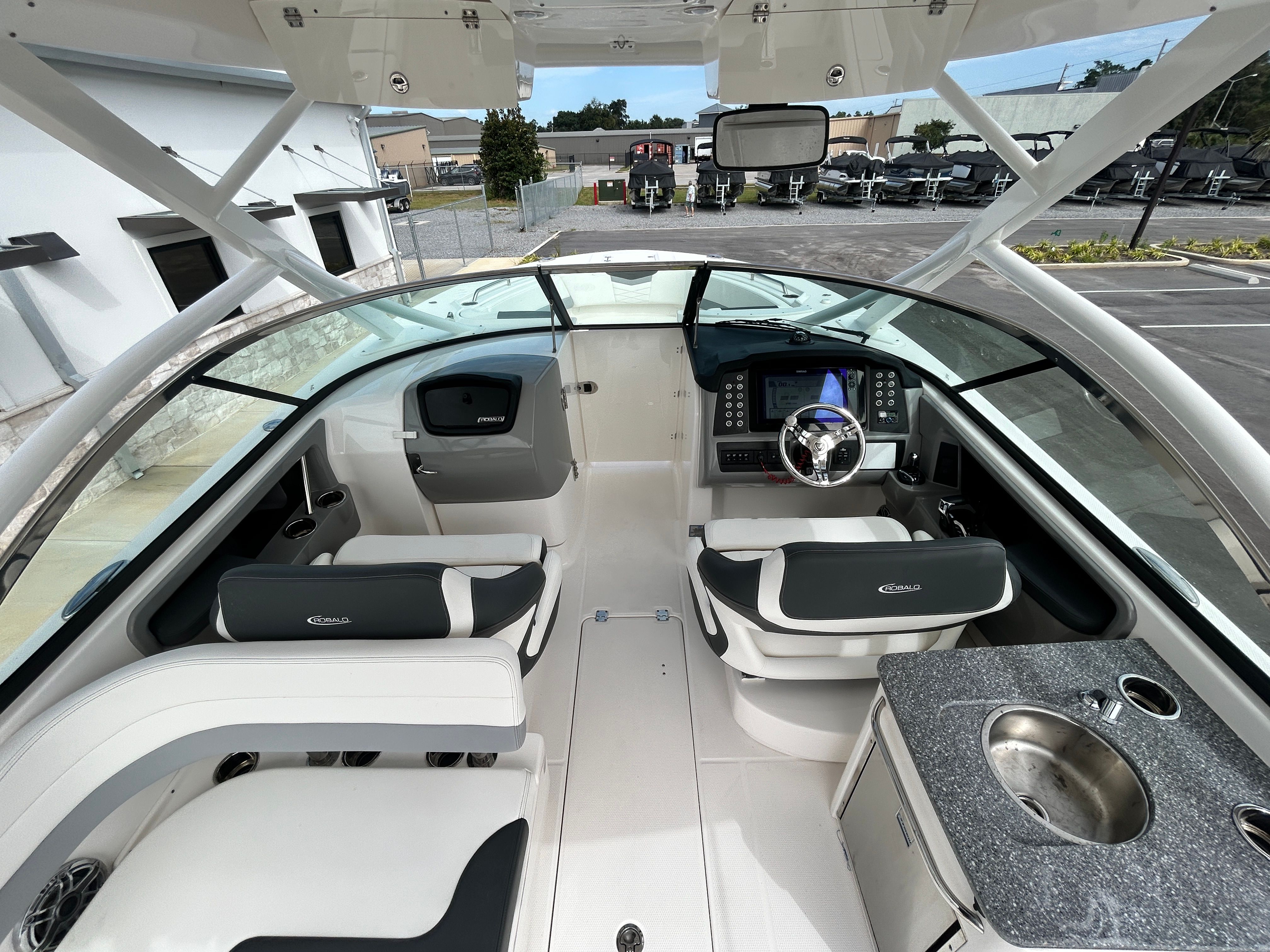 2025 Robalo R317 Dual Console - 15