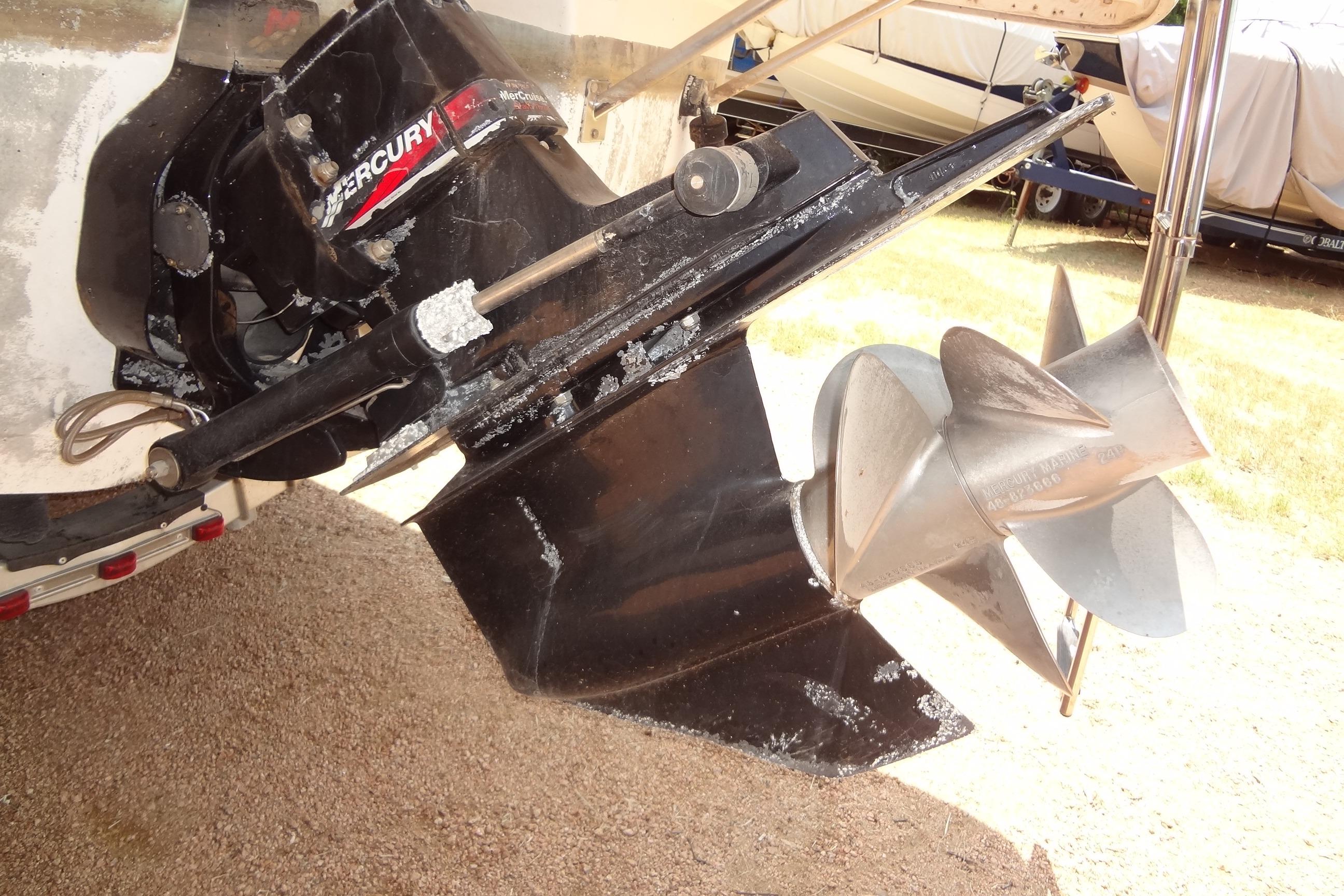 Rear view of 2000 Chaparral Signature 260 boat with Mercury outdrive and propeller.