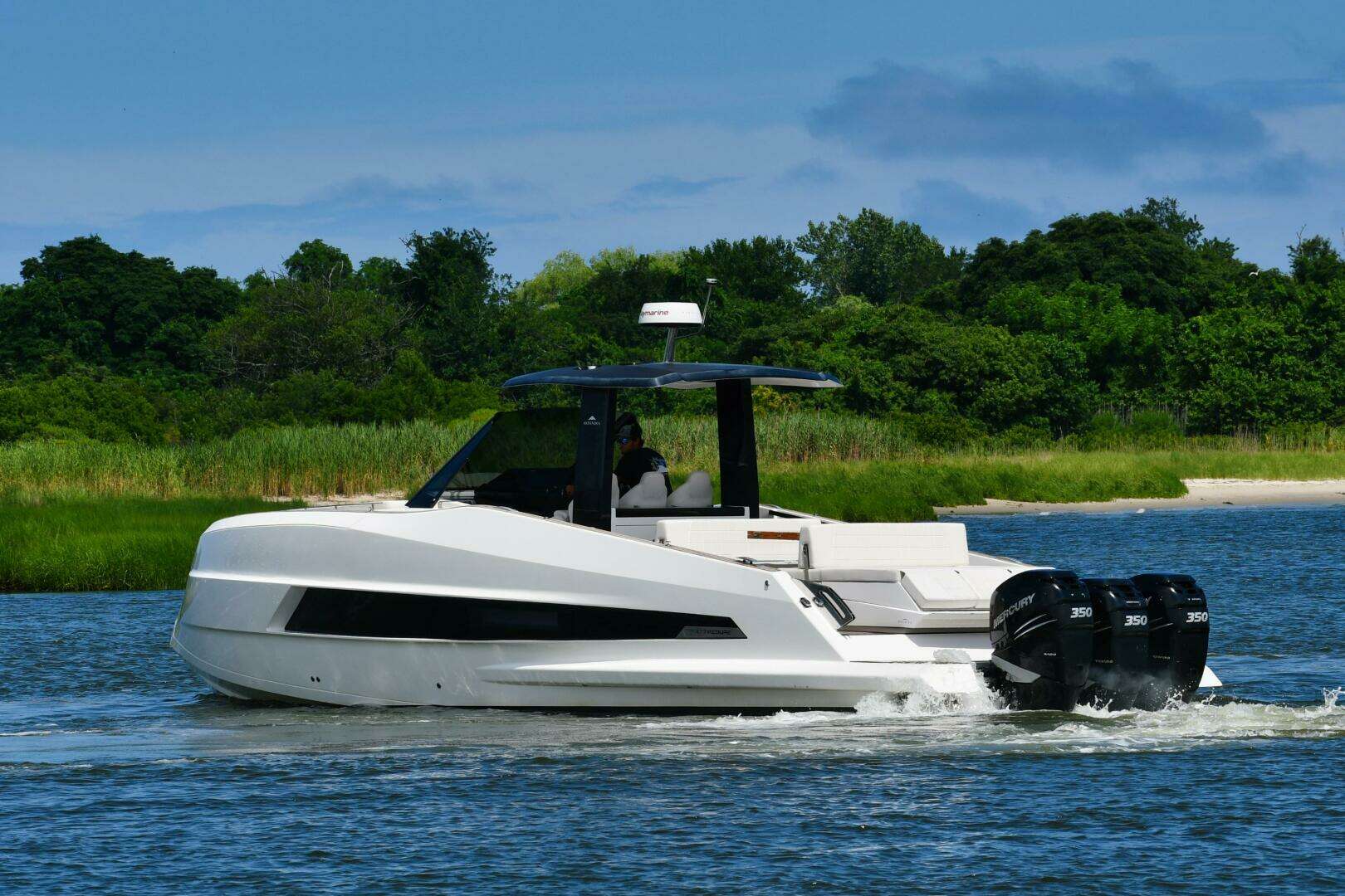 2023 Astondoa 377 Coupe Outboard - Image 4