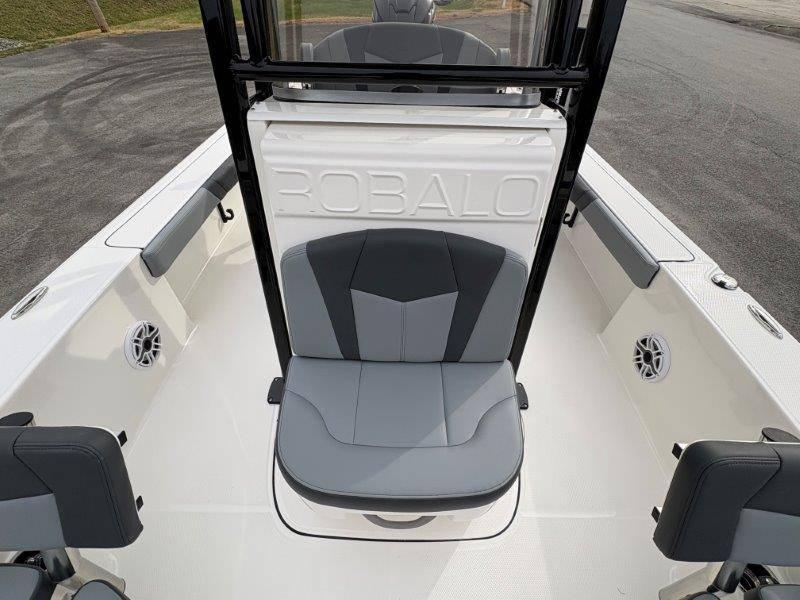 2025 Robalo 226 Cayman - 45