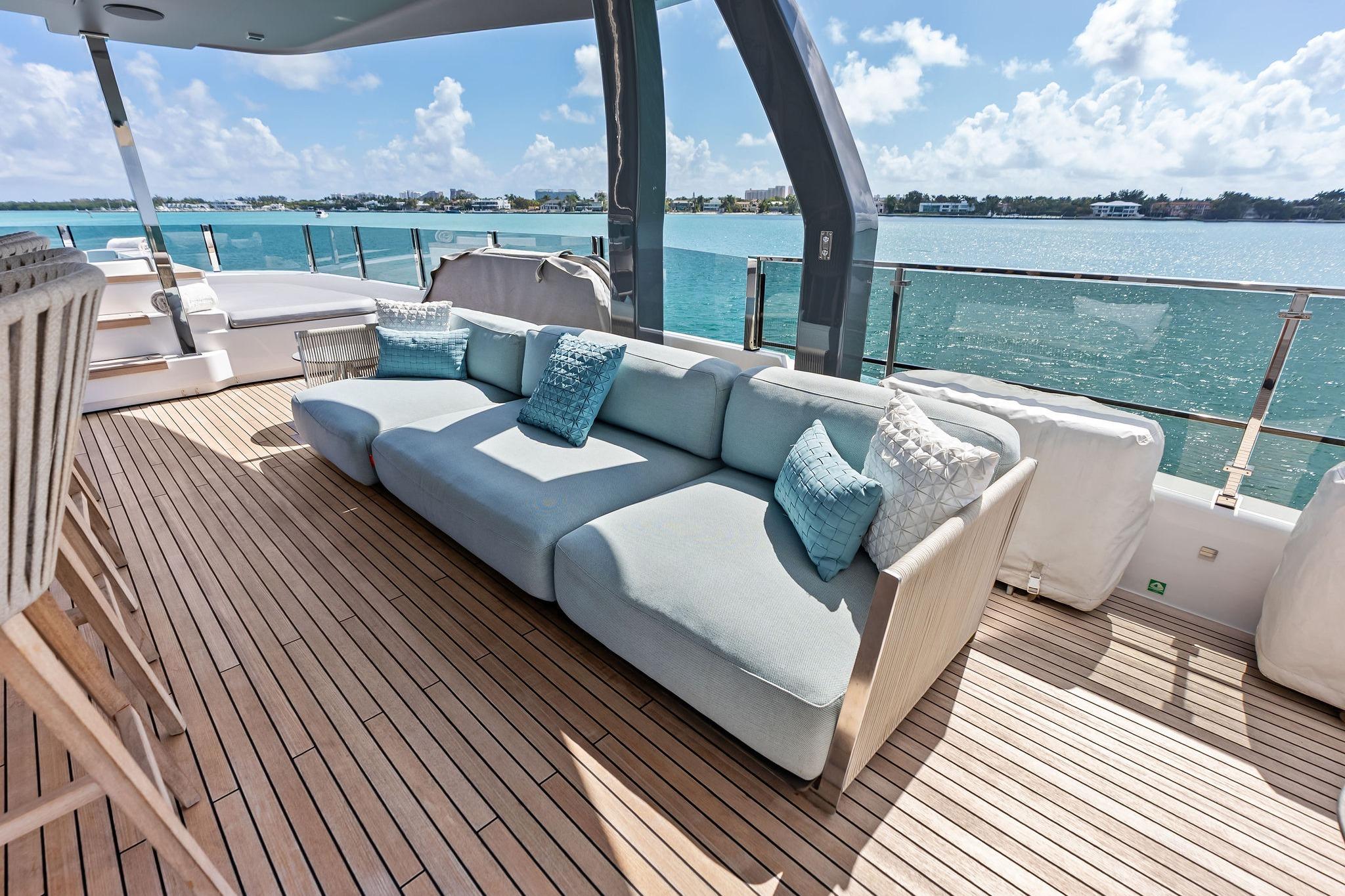2023 Custom Line Navetta 33 - 26