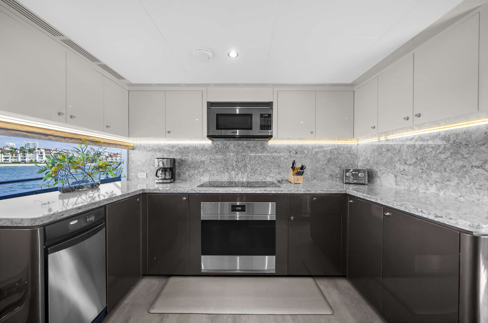 2024 Ocean Alexander 32L - Image 43