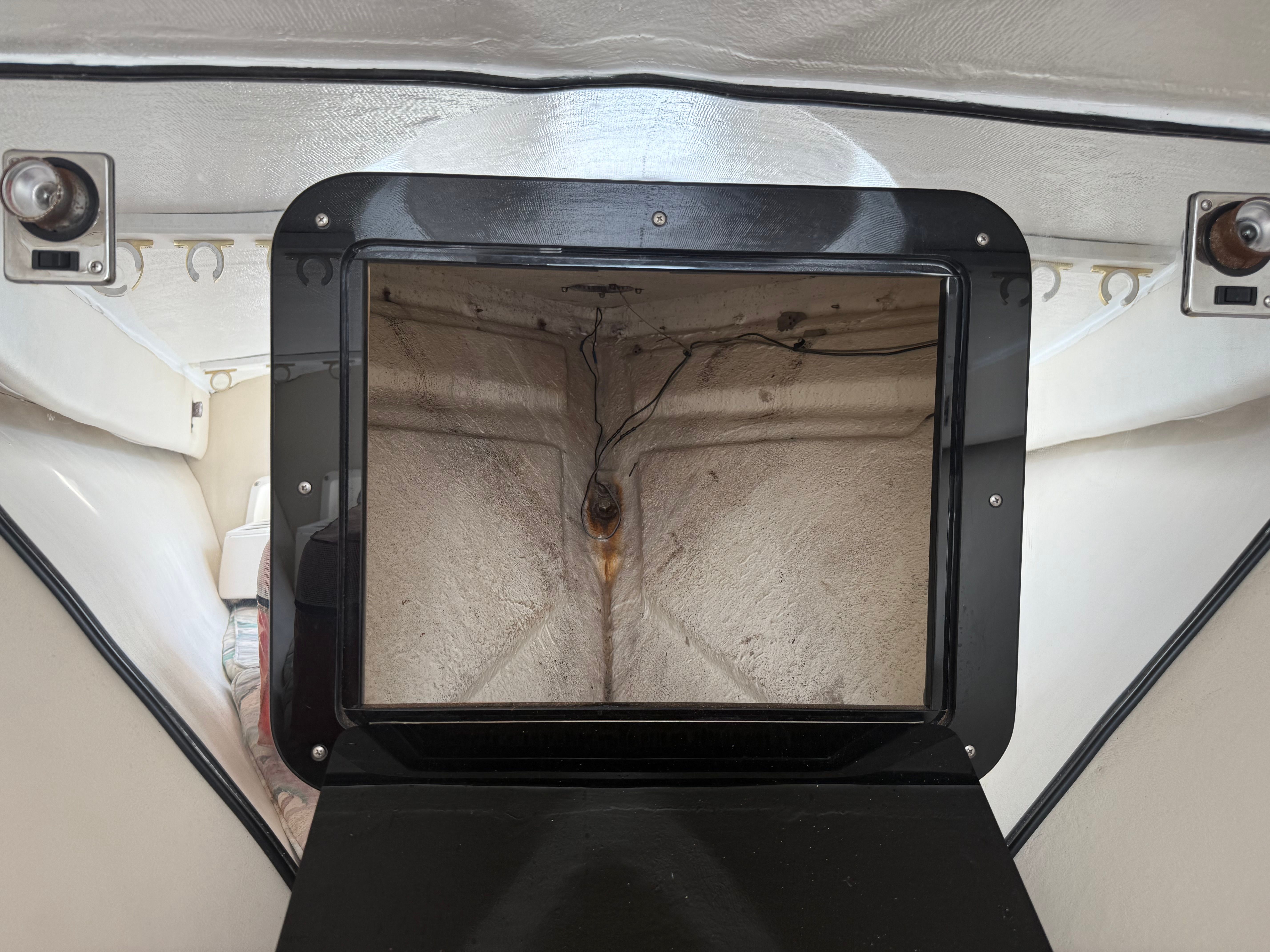 2001 Marlago Fs 35 Center Console Cuddy - 12