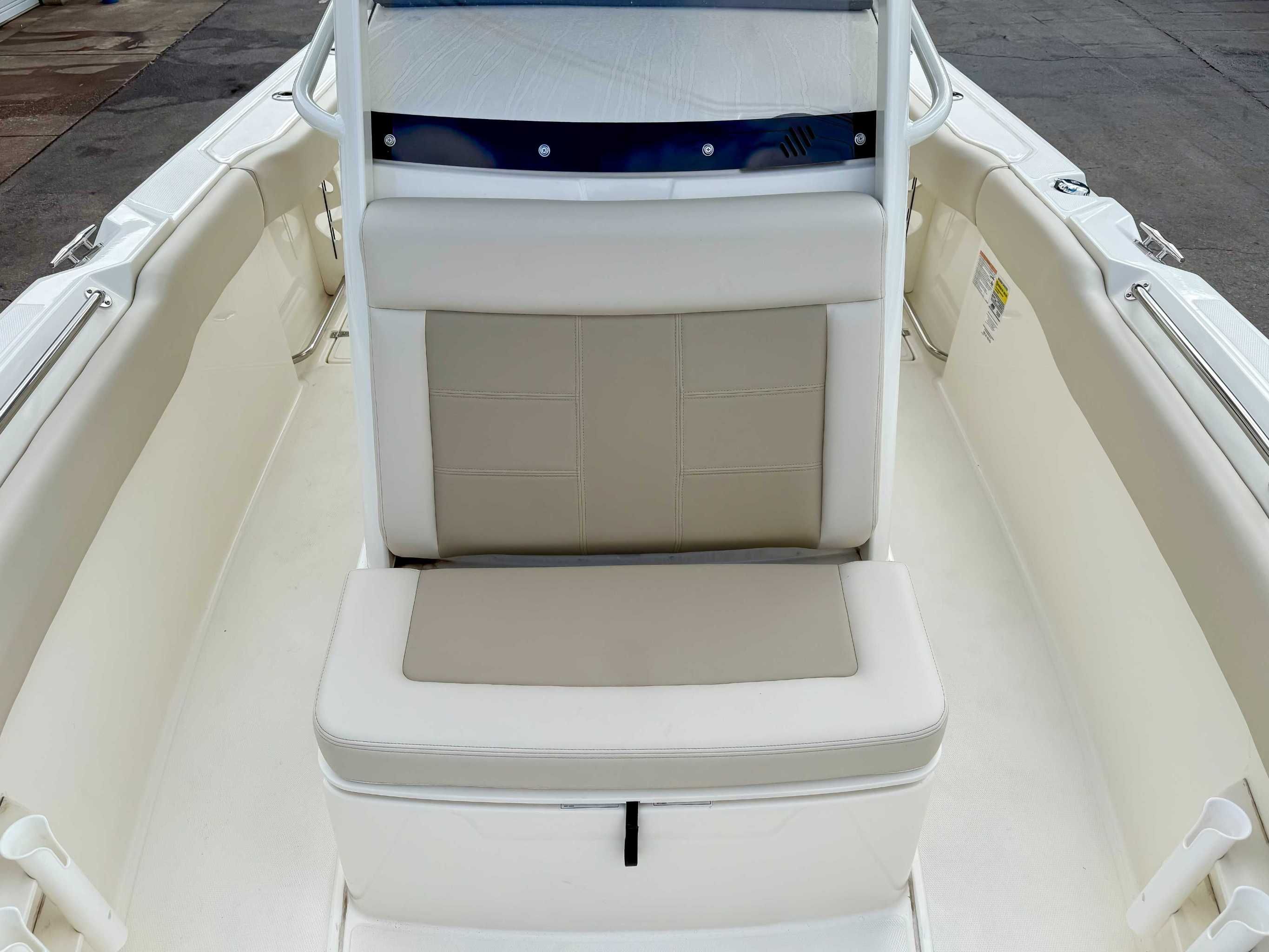 2025 Boston Whaler 230 Outrage - 11