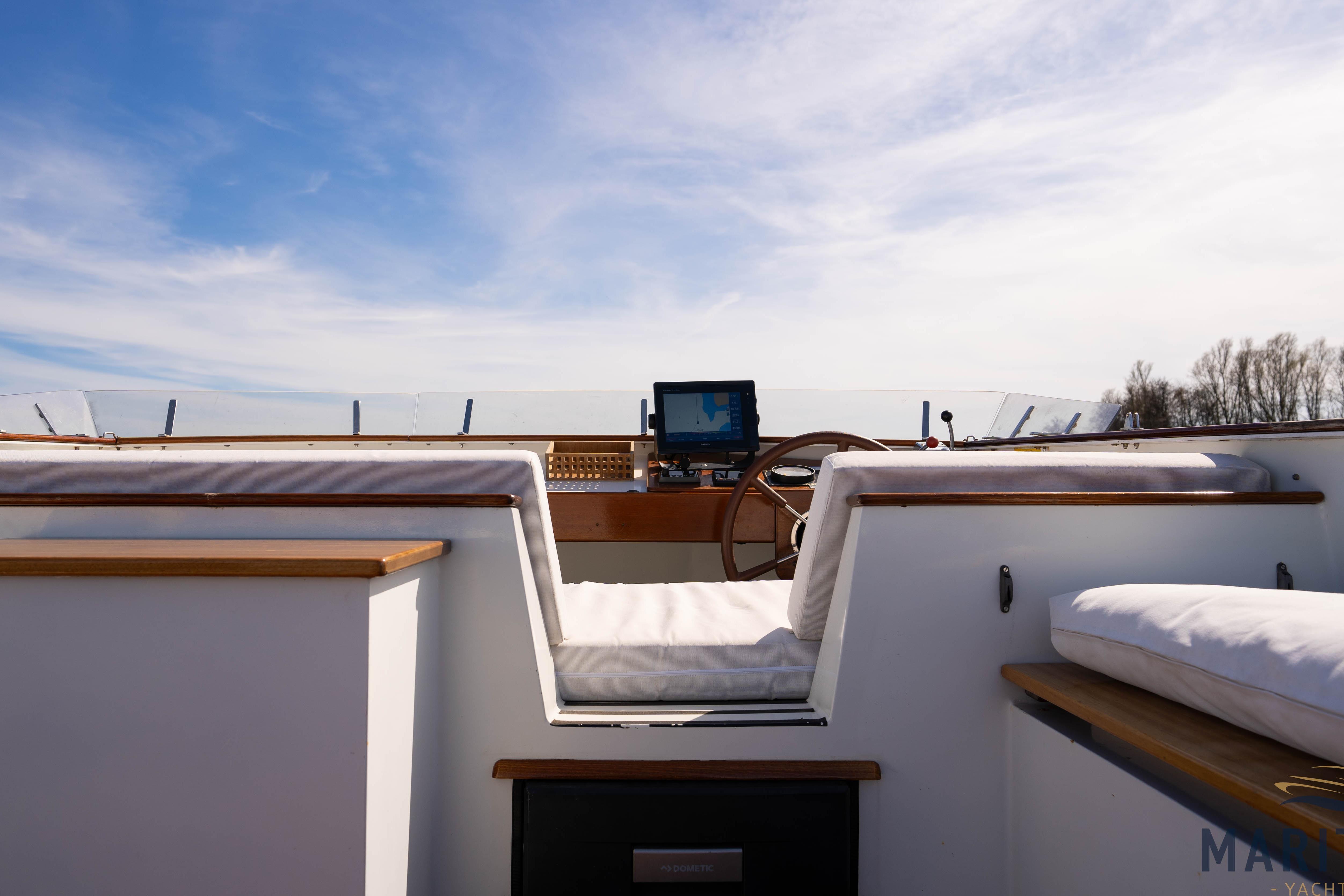 Elbtrawler 1095 yacht cockpit with steering wheel and navigation system, 1996 model.