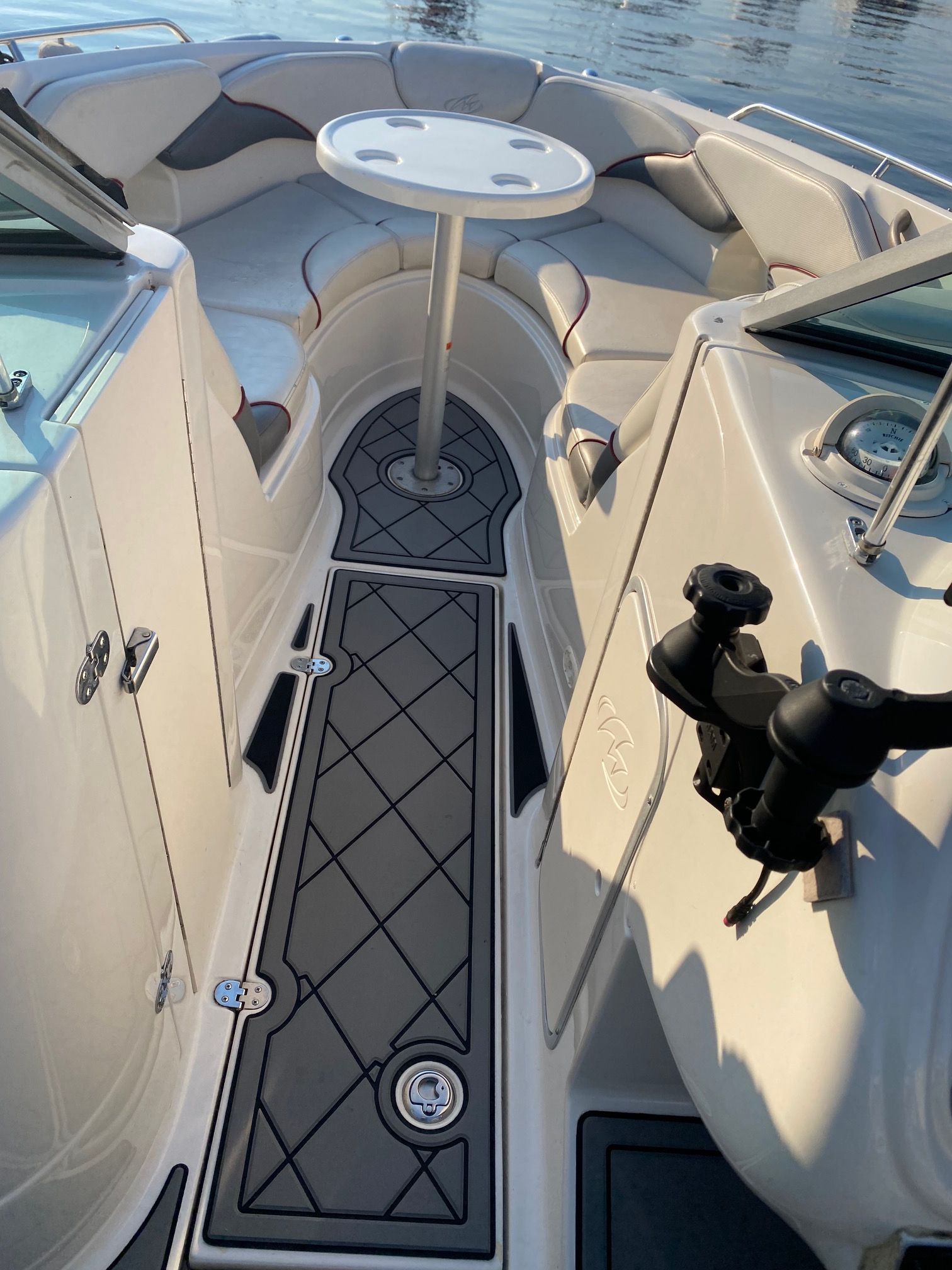The image shows the cockpit of a 2006 Monterey 268SS Super Sport boat with a table.