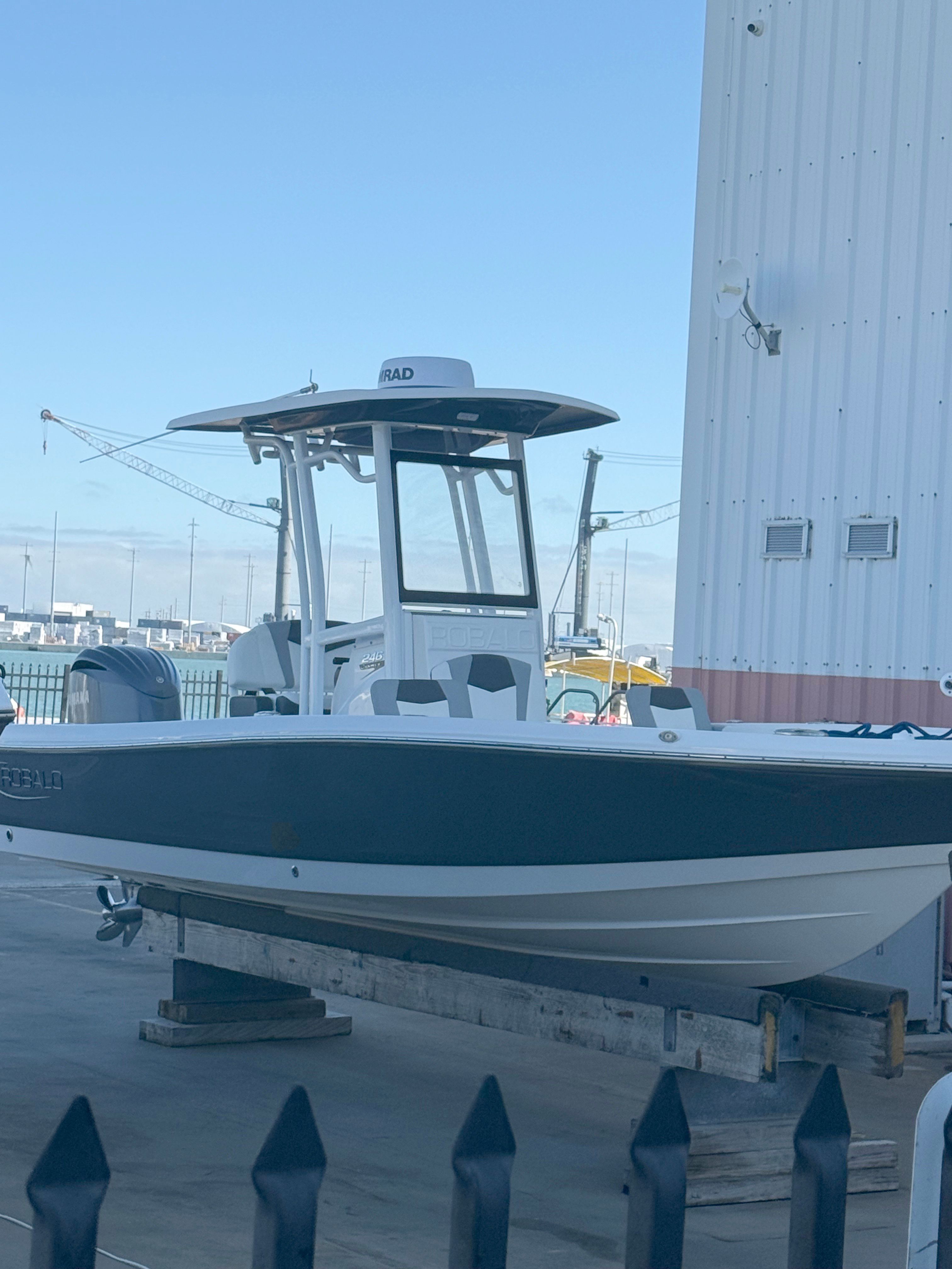 2023 Robalo 246 Cayman - 3