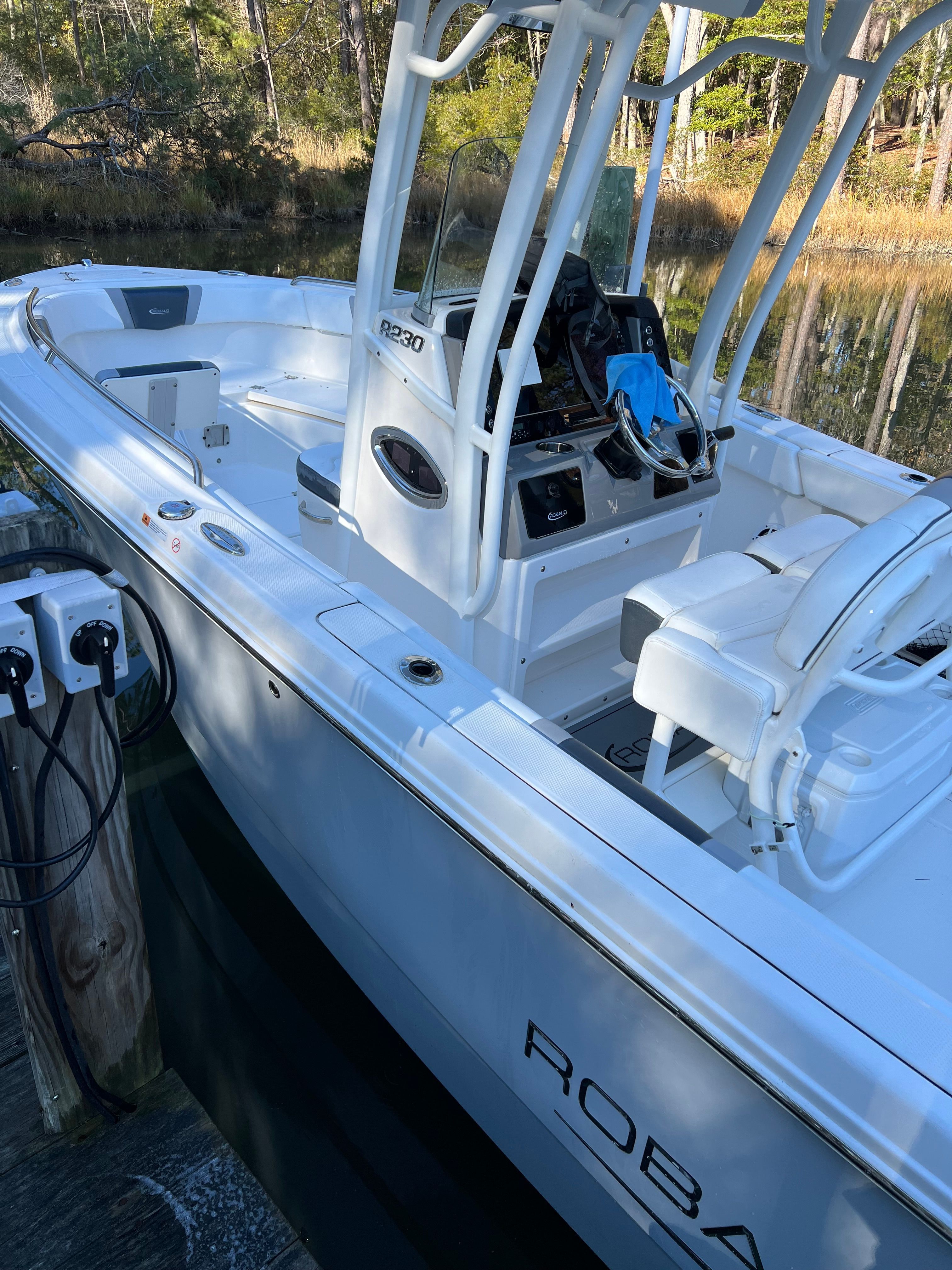 2021 Robalo R230 Center Console - 5