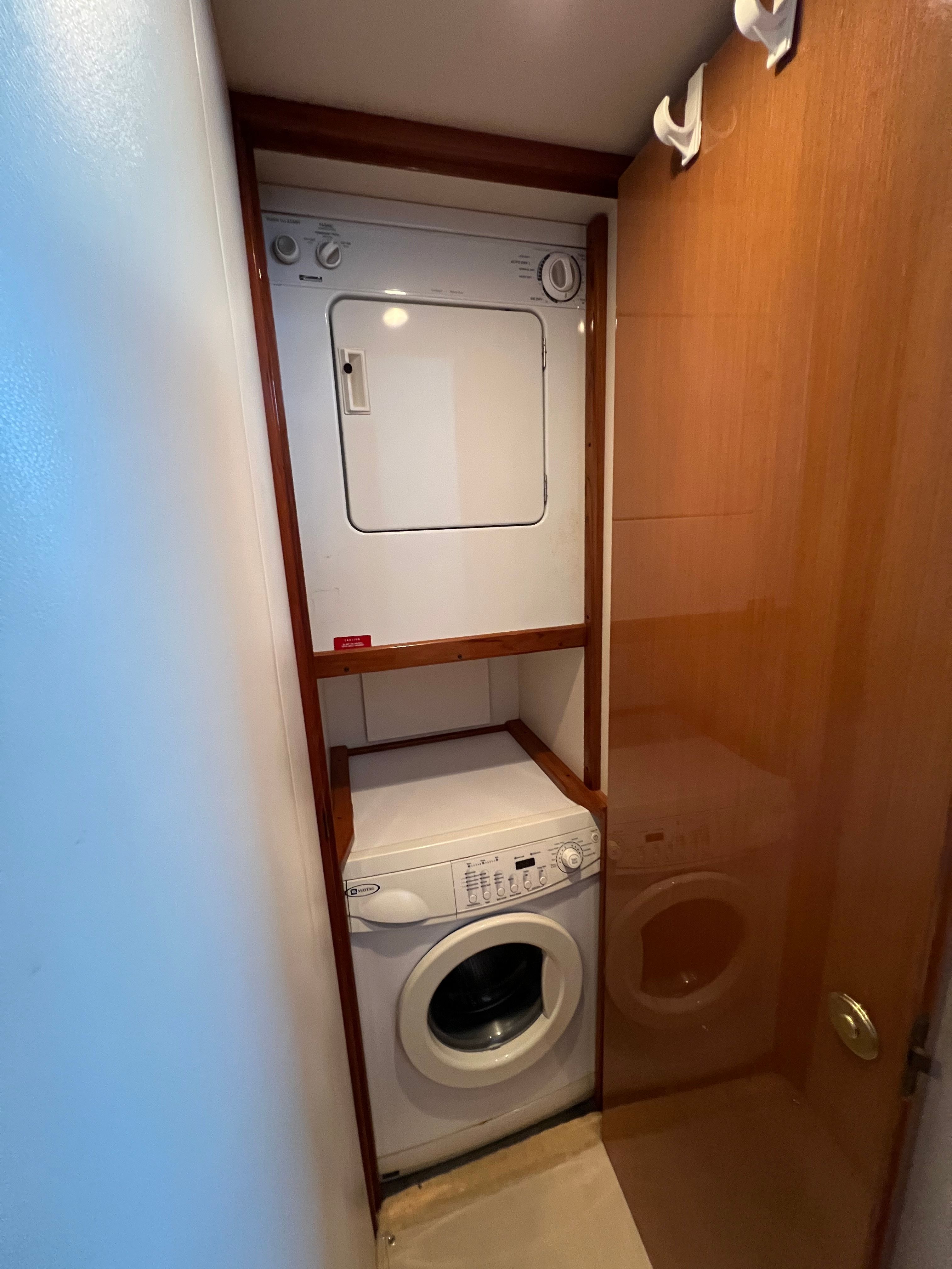 2002 Viking 61 Enclosed Bridge - 74