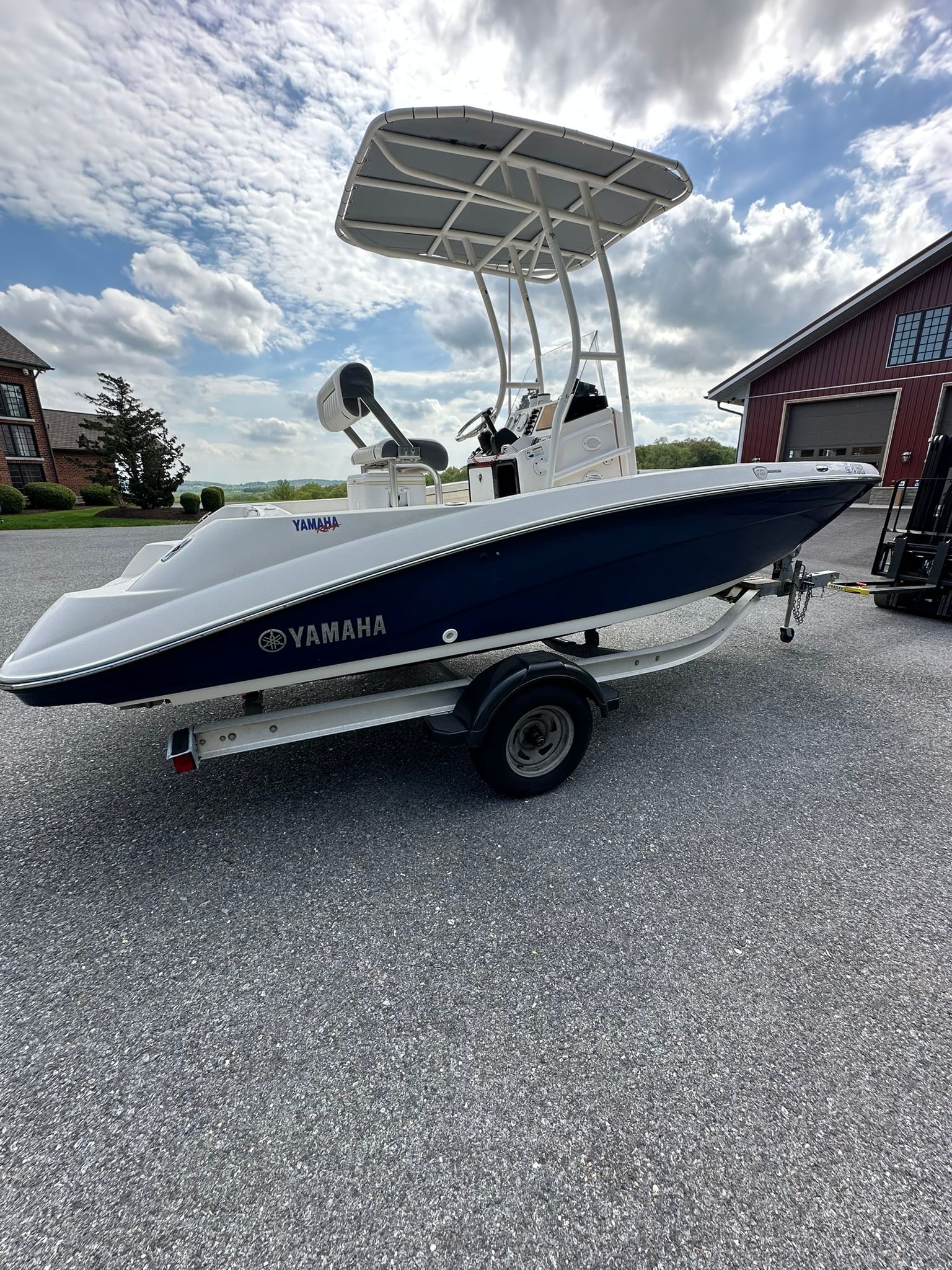 2017 Yamaha Boats 190 FSH Sport on trailer, blue sky.