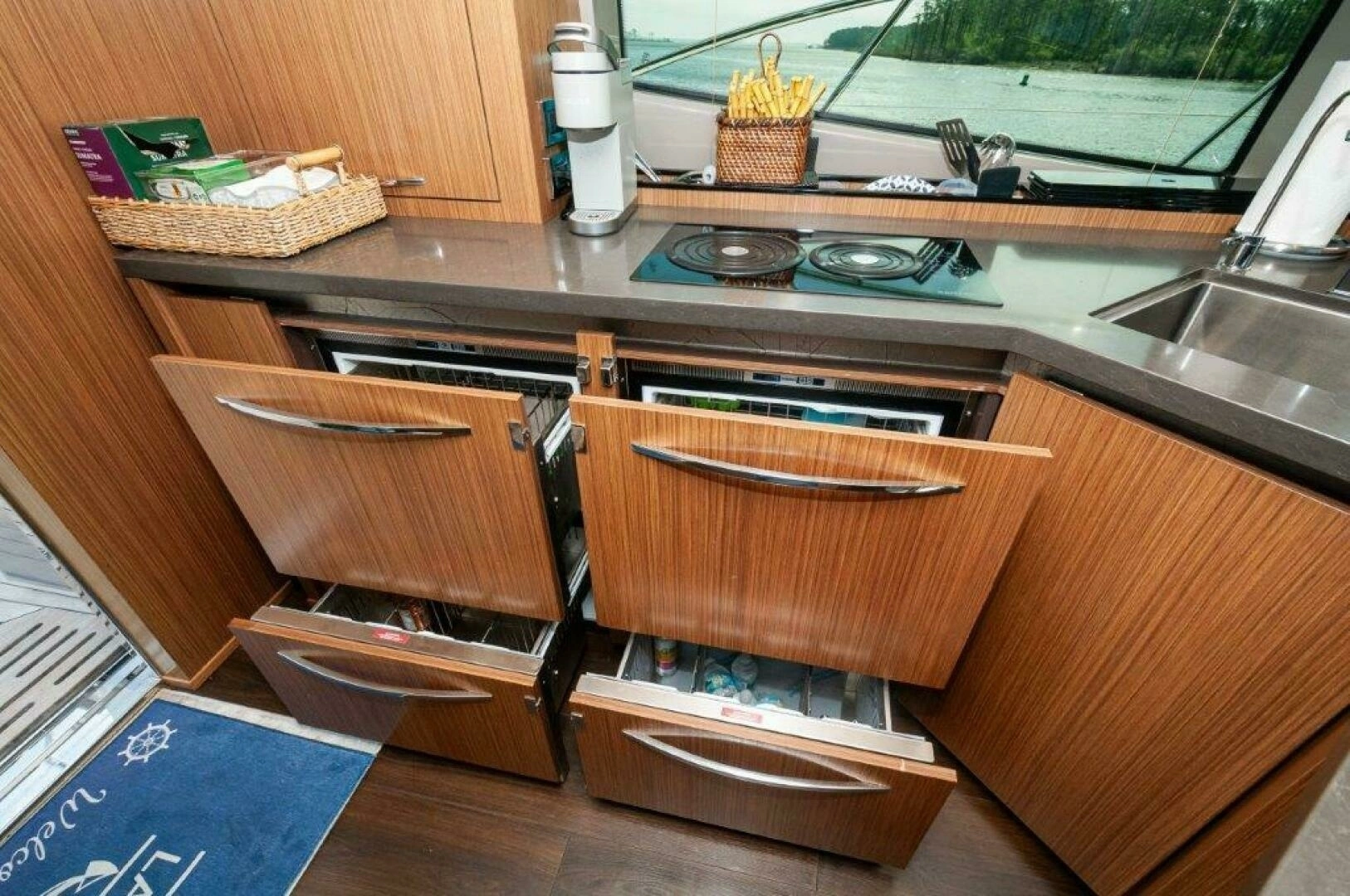 2018 Sea Ray L550 Flybridge - Image 11