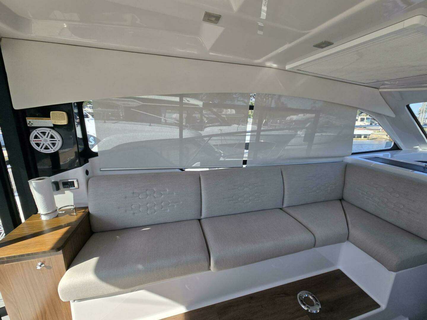 2020 Four Winns V355 Coupe OB - Image 11