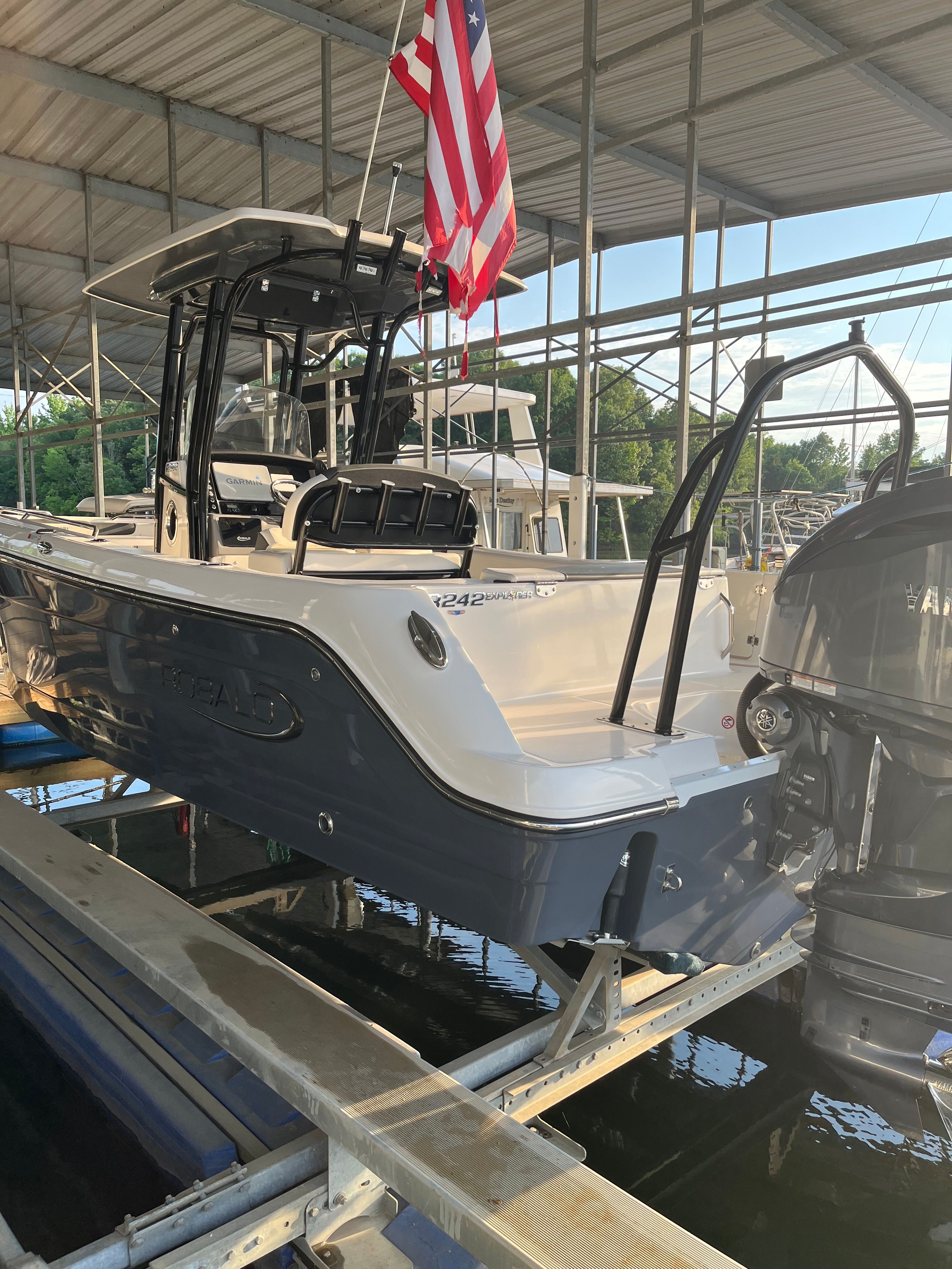 2023 Robalo R242 Explorer