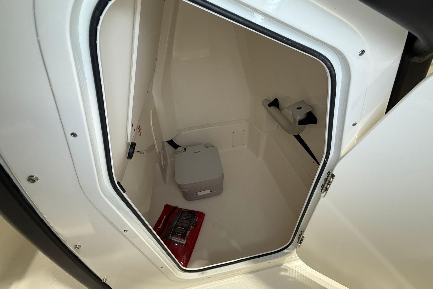 2026 Boston Whaler 250 Dauntless - 17